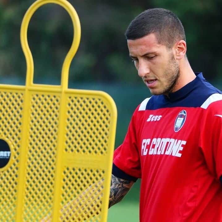 ルカ・マッローネのインスタグラム：「Sarà una stagione piena di ostacoli da superare giorno dopo giorno 💪🏻. #WeAreSharks」