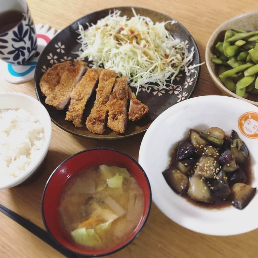 石川亜沙美さんのインスタグラム写真 - (石川亜沙美Instagram)「今日の夕飯🥢 ・ トンカツ定食🤤 ・ 豚ロースをカラッと揚げて 茄子の煮浸し🍆 静岡産の枝豆と共に ・ 夏休み明け早々、 明日から期末テストの息子よ カツを食べて💪✨ ・ 食後に 先日母から届いた 静岡銘菓の『こっこ』 ・ 昔から大好き🐥 『こっこ』のCMの曲が頭に流れながら 今、食器洗い中♫ ・ ・ #今日の夕飯 #トンカツ定食 #静岡銘菓 #こっこ  #🤤 #今日も美味しく #いただきました #🙏💓」9月10日 19時12分 - asamiishikawa1016