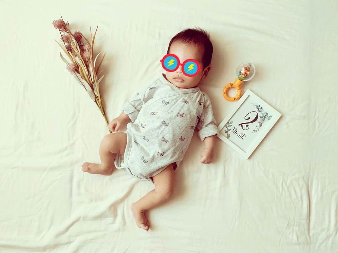 星村麻衣のインスタグラム：「2ヶ月ってあっという間👶🍼 初の予防接種を終えてホッとしてます☺️✨ #baby #2ヶ月baby #月齢フォト」
