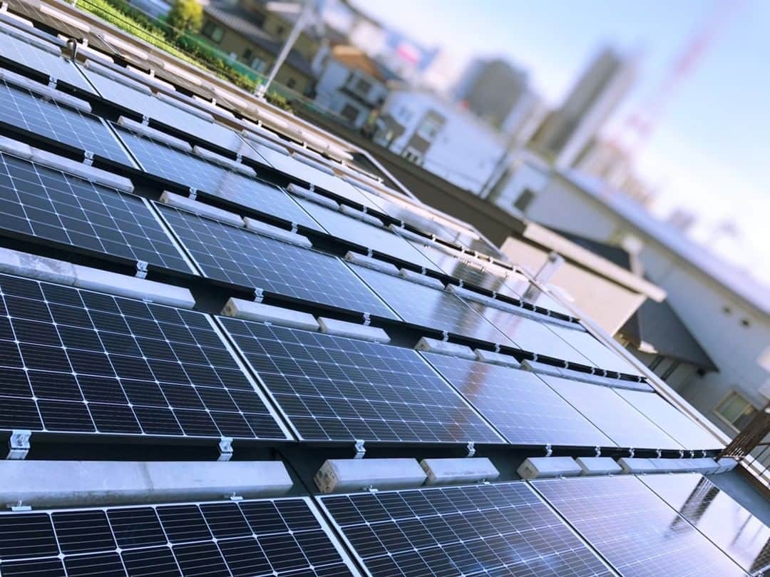 ゴウダ株式会社さんのインスタグラム写真 - (ゴウダ株式会社Instagram)「. 屋根を傷つけることなく太陽光を設置！ 手間なし・穴なし「らくらく置っくん」採用事例 . 今回は、私が担当させていただいた堺市S様の太陽光発電システムの施工事例をご紹介させていただきます。 . 電気代の削減につながるということ、さらに直射日光による屋根の防水の劣化も防げるということで会社屋上への太陽光の設置をご検討され、当社へご依頼いただきました。 . 太陽光パネルの設置に際しては、屋根の防水を傷つけないように置くだけで施工ができる「らくらく置っくん」という工法をご提案いたしました。 . 気になる電気代シミュレーションは… 詳しくはプロフィールから公式ブログをご覧ください。 >>> @goda_solar <<< . ゴウダでは、お客様それぞれの屋根の形や大きさからベストなメーカーを導き出すことはもちろん、屋根の状態にあわせた最適な工法をご提案させていただきます。 . #ゴウダ #goda #太陽光 #リフォーム #リフォーム工事 #リノベーション #家 #マイホーム #暮らし #太陽光発電 #太陽光パネル #蓄電池 #電力 #電力事業 #ゴウダ電力 #光熱費 #電気代 #売電 #売電収入 #太陽光発電システム #蓄電池システム #らくらく置っくん #屋根 #電気代節約 #売電収入 #太陽光架台」9月10日 19時15分 - goda_solar