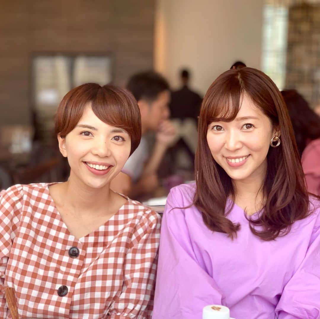 小野澤玲奈さんのインスタグラム写真 - (小野澤玲奈Instagram)「にしやんと久々の再会💕 こういう２ショット昔よく撮った😂  実はひとつのイスに座ってます。笑  最高の夏休みだなぁ〜  #永遠の同期入社 #西山小野澤コンビ #大好き💕  #好きやねん💕 #お店のお姉さんがやたら写真撮るの上手い」9月10日 19時24分 - reina.onozawa