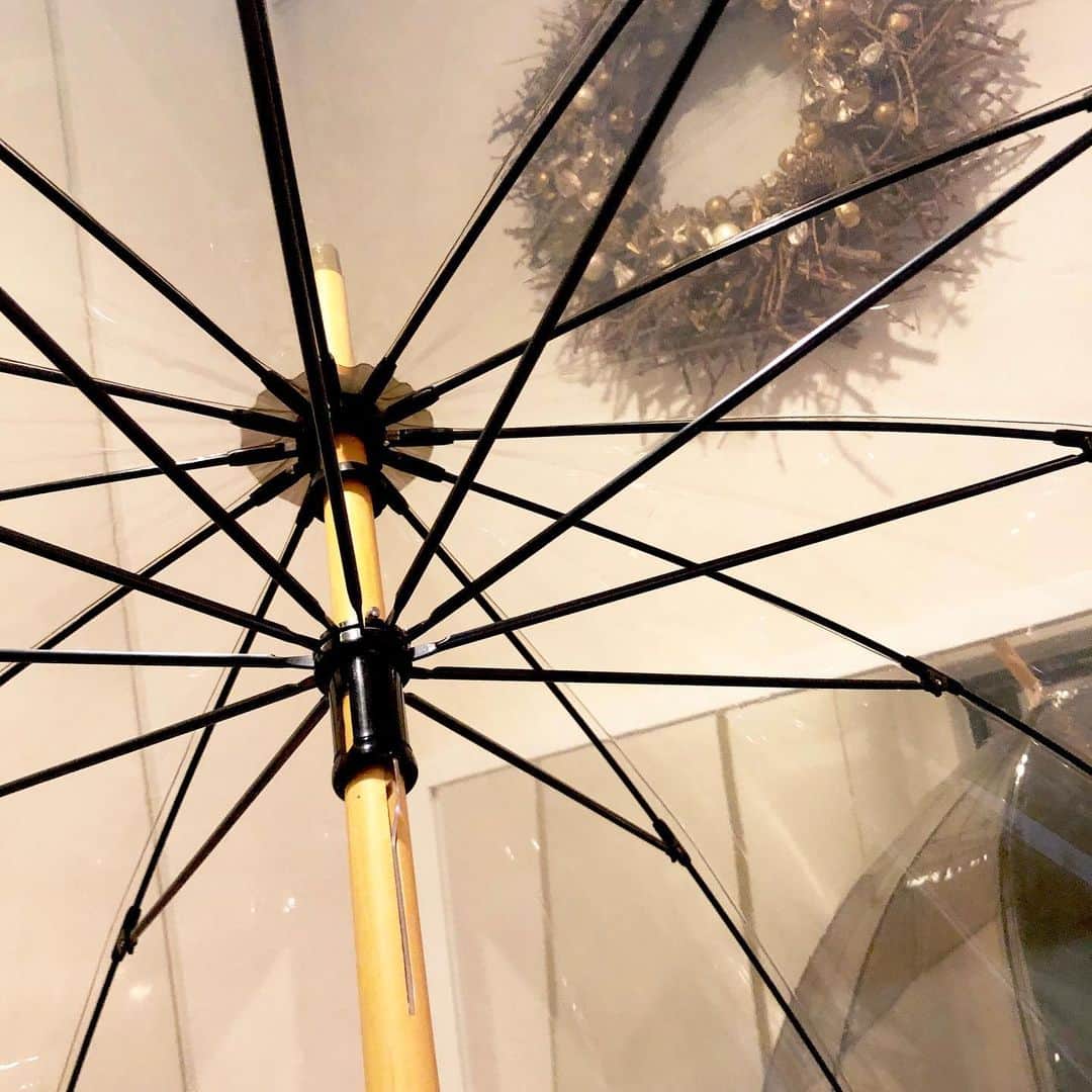 秋定麻紀子さんのインスタグラム写真 - (秋定麻紀子Instagram)「ずーっと素敵な傘が欲しいと思っていたけど、ちゃんとした傘って重くて大きいのばかりで探すの難しかったですが。 自分の中でしっくりくる傘を先日銀座シックスで発見。 @traditionalweatherwear の傘は今の自分にとってもしっくりきました。 ビニール傘なのにちゃんとしてる。 ああ素敵。可愛い。 そして軽い。 絶対に忘れない（笑） (そこ重要w) ビニール素材が少しブラウンなのもツボ。 ウッドとビニールのコントラスト最高。 そして雨の日に欠かせないレインブーツは @emuaustralia です。 中敷きがボアで冬は助かる。 レインブーツはとにかく足先が冷えるから見た時に 「うん、コレだな」 って思いました。 レインブーツなのにレザーの質感だし。 以上、秋定の雨の日事情でした。 @traditionalweatherwear  #traditionalweatherwear #トラディショナルウェザーウェア #tww銀座 @emuaustralia #レインブーツ #EMU #emuaustralia」9月10日 19時28分 - makiakisada