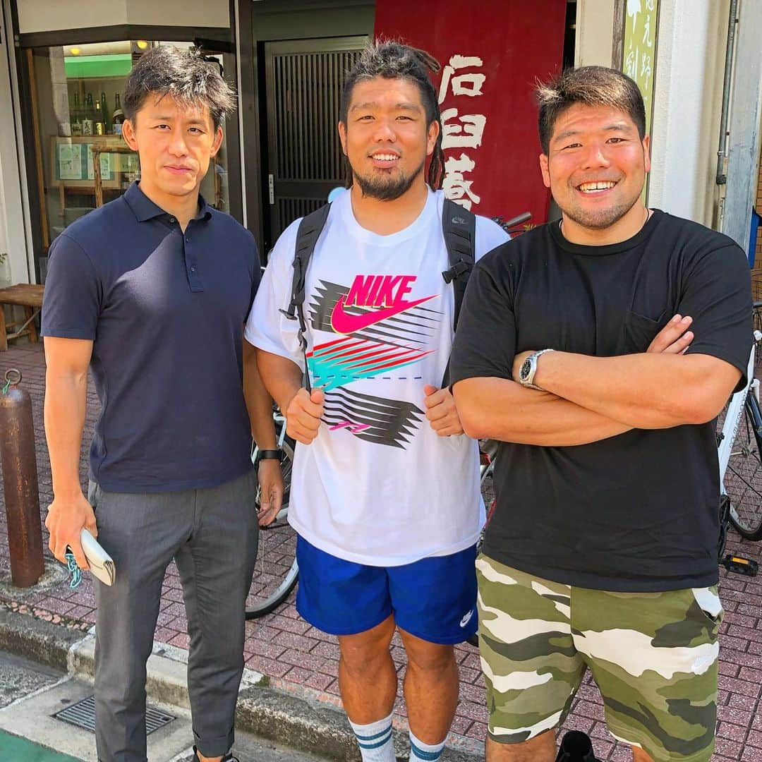 畠山健介さんのインスタグラム写真 - (畠山健介Instagram)「SPEDS後のランチで 1985年生まれ、2人の大阪の伝説が会合！  真ん中は現役のラグビー日本代表、怪物・堀江翔太。  花園で全国制覇した啓光学園の主将「人喰い」有田幸平。  1985年生まれのラグビー関係の人間は興奮必至の光景！  #ラグビー #rugby #令和 #Reiwa #SPEDS #佐藤義人 氏 #ゴッドハンド #GodHands #GOD #ゴッド #神 #最高 #京都府 #新田辺駅 #徒歩1分 #堀江翔太 #怪物 #島本高校 #一騎当千  #有田幸平 #人喰い #啓光学園 #両肩亜脱臼でタックルする化け物 #1985 #1985年生まれ #大阪府 #伝説」9月10日 19時42分 - hatake03