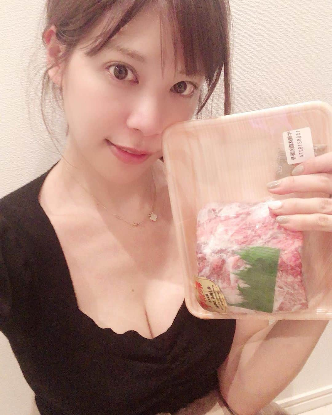 舞希セナのインスタグラム：「19時からの冷凍の荷物無事受け取れた💓💞 19時から21時の間だけと、急いでも駅着くの19時だからもはやカケ😂  今週は久々に5連勤で大変だけど、あと2日頑張ったら旅行が待ってるからなんとか頑張れそう(*Ü*)ﻌﻌﻌ♥ 毎日5連勤してる人ホント尊敬❤ 子育て中のママさんはお休みの日なんてないから7連勤でもはや神レベル😂👍 ————————————————- #フィレ肉 #お家フレンチ にはまってます♡ #お家ごはん  #お家が好き #ステーキ」