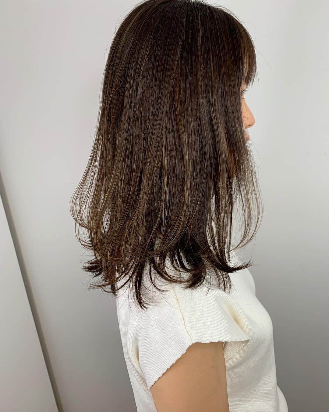 鮫島邦明のインスタグラム：「裾レイヤー^_^ トップにはハイライトを #ハイライト #アッシュカラー #梅田美容室 #梅田美容院 #ヘア#梅田ヘアスタイル #髪型 #ヘアセット #ヘアメイク #キラ水 #グラデーション #ホリスティックカラー #ヘアアレンジ #アレンジ #就活 #美容学生 #美容専門学校#gu #snidel #梅田美容師 #モデル #サロンモデル #サロモ #ヘアカタ #ショートヘア#ショート #aujua --------------------------------------. 梅田と東京出店を計画中 スタッフ募集中メッセージくださいね★ AVANCE.CROSStuin梅田茶屋町 TEL06-6377-7211 AVANCE.CROSSmel c西梅田 TEL06-6348-2050 gif.hair TEL06-6377-7277 AVANCE.京橋 TEL06-6356-1555」