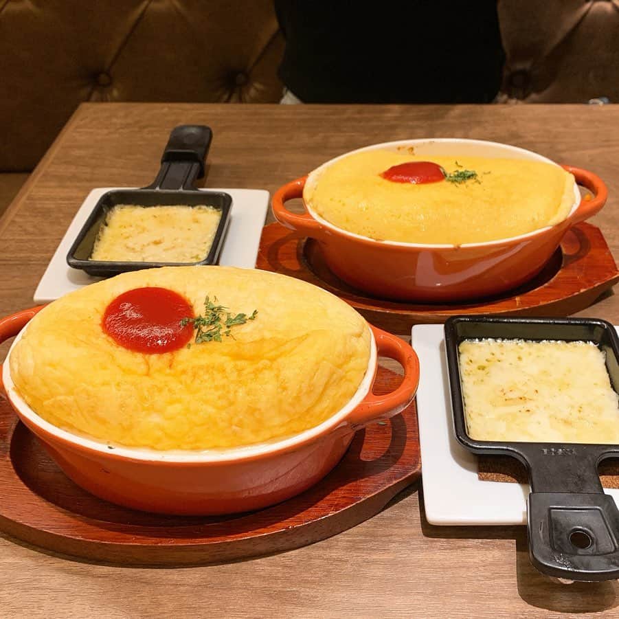 のインスタグラム：「【渋谷 Cheeseとはちみつ】 絶品オムライスドリアが楽しめるお店😏 ㅤㅤㅤㅤㅤㅤㅤㅤㅤㅤㅤㅤㅤ 🏠#渋谷 #cheeseと蜂蜜 🚶‍♂️渋谷駅徒歩3分 渋谷109の7F 📖モッツラレアチーズドリア(¥1000+税)×2 (スープ付き)  味がめちゃくちゃうまいぷるんぷるんのドリア。  たまごふわっふわ。あっつあつ。 卵もしっかり味ついてるし、 分厚くて食べ応え満点、見た目も味もボリュームも文句なしのパーフェクトドリア。  かけるラクレットチーズもついて1080ってコスパ良すぎ。 チーズはとろっといくのかと思いきや、硬いままオムに落ちていく凶暴なチーズ ㅤㅤㅤㅤㅤㅤㅤㅤㅤㅤㅤㅤㅤ ちなみに卵は片方しぼんでた。 ㅤㅤㅤㅤㅤㅤㅤㅤㅤㅤㅤㅤ スープはオニオンかな。 なんかオムドリアがしっかり味濃いめだから飲む気にならなかった。これは多分七不思議。  店内綺麗で清潔感あり。 19時半に行ったけどお客さんは夜だと年齢層割と高めで大人でも全然入れる。 ㅤㅤㅤㅤㅤㅤㅤㅤㅤㅤㅤㅤㅤ 渋谷で夜ご飯食べるならまじここオススメしたい。メニューも豊富だし空いてるし、渋谷交差点を見下ろせる窓側の席あるからお一人様もしやすい。  エレベーター直通でいけるからわざわざ中のエスカレーター使わなくてもいいし、109入りにくいって人にも全然オススメ。 うますぎ注意報発令。 ㅤㅤㅤㅤㅤㅤㅤㅤㅤㅤㅤㅤㅤ」
