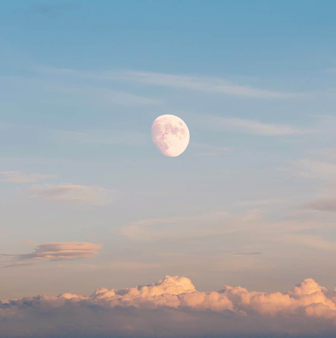 에테르 etherさんのインスタグラム写真 - (에테르 etherInstagram)「• 오늘 달과 하늘. 드디어 벚꽃 폰배경에서 탈출🌙 ⠀ 달이 차는 걸 보니, 추석이 다가오고 있다는 게 실감. 마음 풍성한 날들이 되기를🙏🏻 ⠀ ⠀ ⠀」9月10日 19時47分 - your.ether