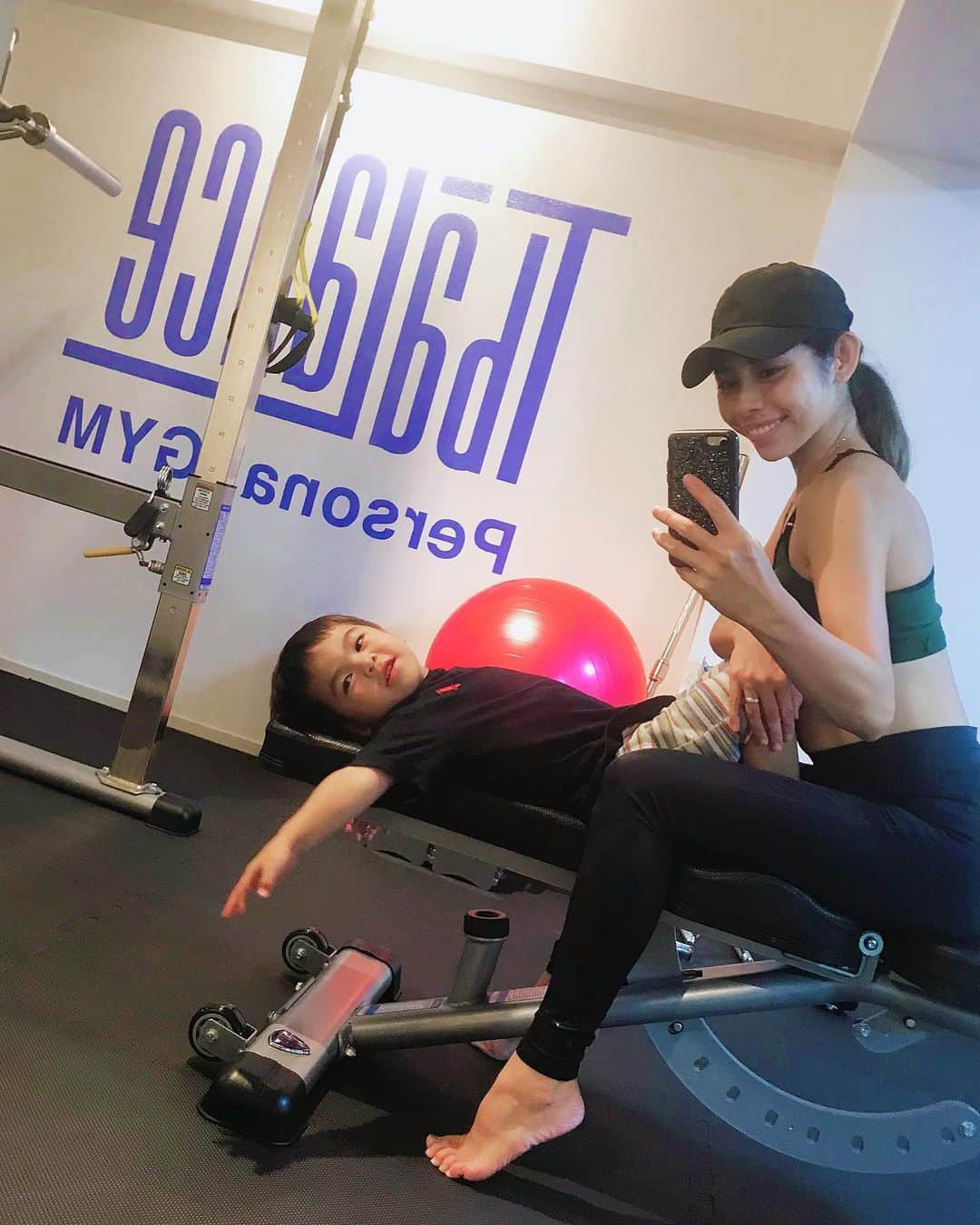 齋藤美波のインスタグラム：「💪🏾💪🏾💥 #workout ・ 最近週一じゃ 物足りなくなってきたな。 ジム行った後の 筋肉痛が気持ちよすぎて🤦🏽‍♀️笑  やっぱジムっていいね！ トレーナーがいるから 正しいやり方できちんと 筋トレ出来るし安心！！ 自分1人だと、三日坊主😂 ・ とりあえず動画で見る自分の たるみに毎度萎える😇 ・ 次は明日💪🏾 @takuishida_  またよろしくお願いします‼️ いつも、子連れでも、遊んでくれて ありがとうございます😊 ・ #子連れジム #パーソナルジム #筋トレ #筋トレ女子 #フィットネス女子 #ワークアウト #フィットネス #ボディメイク #ヒップアップ #美尻 #美脚 #子連れ #ぼんきゅっぼん #憧れ#外人体型 #workout#gym#diet#exercise#fittness#glamorous#shonan#tbalance#fujisawa#mama#girl」