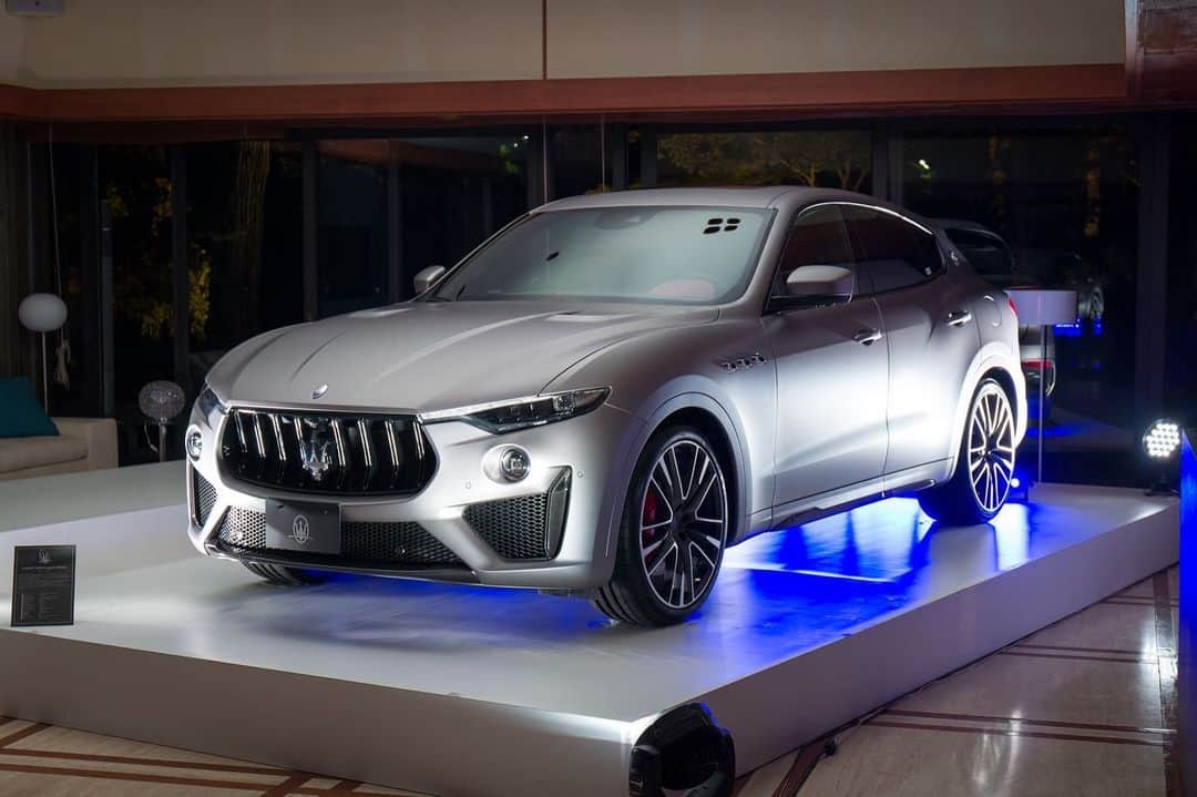 Maserati Japan | マセラティ ジャパンのインスタグラム：「11/10に開催されるマセラティ ジャパン設立以来最大級のイベント『Maserati Japan EXPO 2019』では、前日に行われるマセラティ・ガラディナー、オフィシャルホテルの宿泊がセットになった「2デイパス」を数量限定で販売中です。ブラックタイ着用のガラディナーは、このディナーのためだけに設置される特別な空間でお楽しみいただけます。マセラティの世界観を存分に味わうことができるガラ・ディナーが含まれた『2デイパス』の詳細・購入のお申し込みはお近くのディーラーまでお問い合わせください。 ※数量に限りがございます。売り切れの場合はご容赦願います。  お近くのディーラーはこちらから検索：https://www.maserati.com/jp/ja/shopping-tools/dealer-locator」