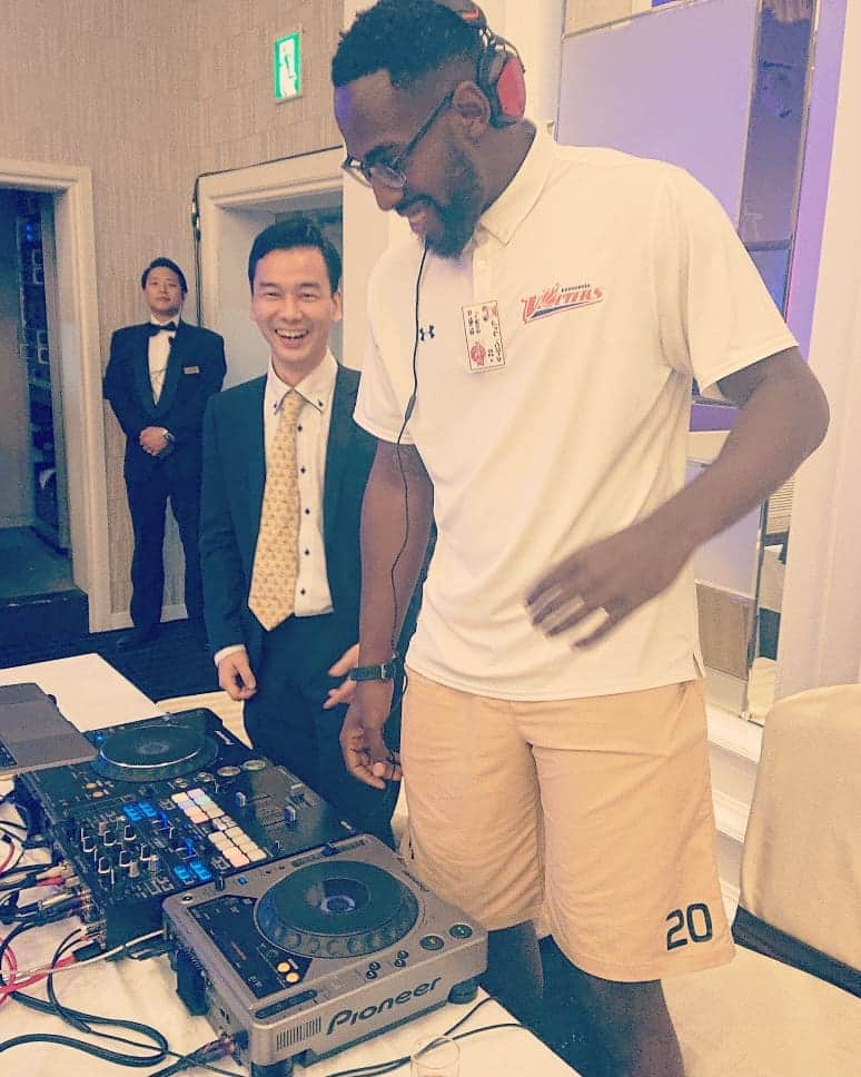 熊本ヴォルターズさんのインスタグラム写真 - (熊本ヴォルターズInstagram)「熊本ヴォルターズTIPOFFパーティー🐻  DJ #NB  DJ #ギャビンウェア  ノリノリギャビン♫」9月10日 19時50分 - volters_official