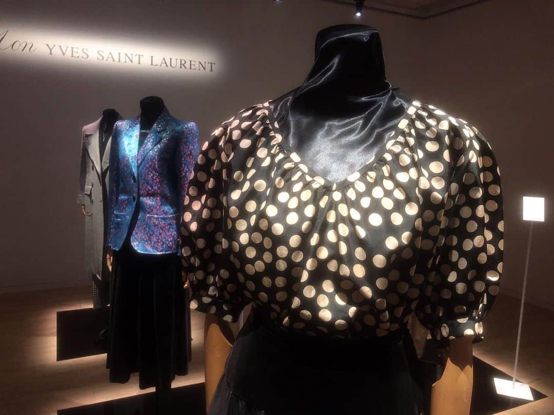 理絵さんのインスタグラム写真 - (理絵Instagram)「Mon YVES SAINT LAURENT→1〜6枚目  イヴ・サンローランのヴィンテージで“不変のエレガンス” と“未来を感じさせるファッション” を表現した展覧会  ポーラミュージアムアネックス9月16日まで  遠藤 薫展→7〜9枚目  資生堂ギャラリー9月22日まで  用事があり銀座に出てきたのですが そういえば最近アート関係なんにも観てないと気づき  1番近くにあったポーラミュージアムアネックスへ寄ってみました  さすがイヴ・サンローランお洒落な来場者が多かったような気がします  ついでに資生堂ギャラリーへも行こうか迷い…暑いし体力的にどうしようと考えながら歩いていたら資生堂ギャラリーへ到着しました  暑さで疲労困ぱいな感じになり内容を理解する思考が停止しすぐに出てきてしまった  帰りに銀座の交差点で信号待ちをしていると話し声はたくさん聞こえてくるのに日本語が全く聞こえず  私はどこの国にいるのだろうと不安になりながら銀座をあとにしました  #polamuseumannex #ポーラミュージアムアネックス #イヴサンローラン #ysl #yvessaintlaurent #museum #ギャラリー #資生堂ギャラリー #shiseidogallery #理絵アート #rie_love_art」9月10日 19時54分 - ____rie____
