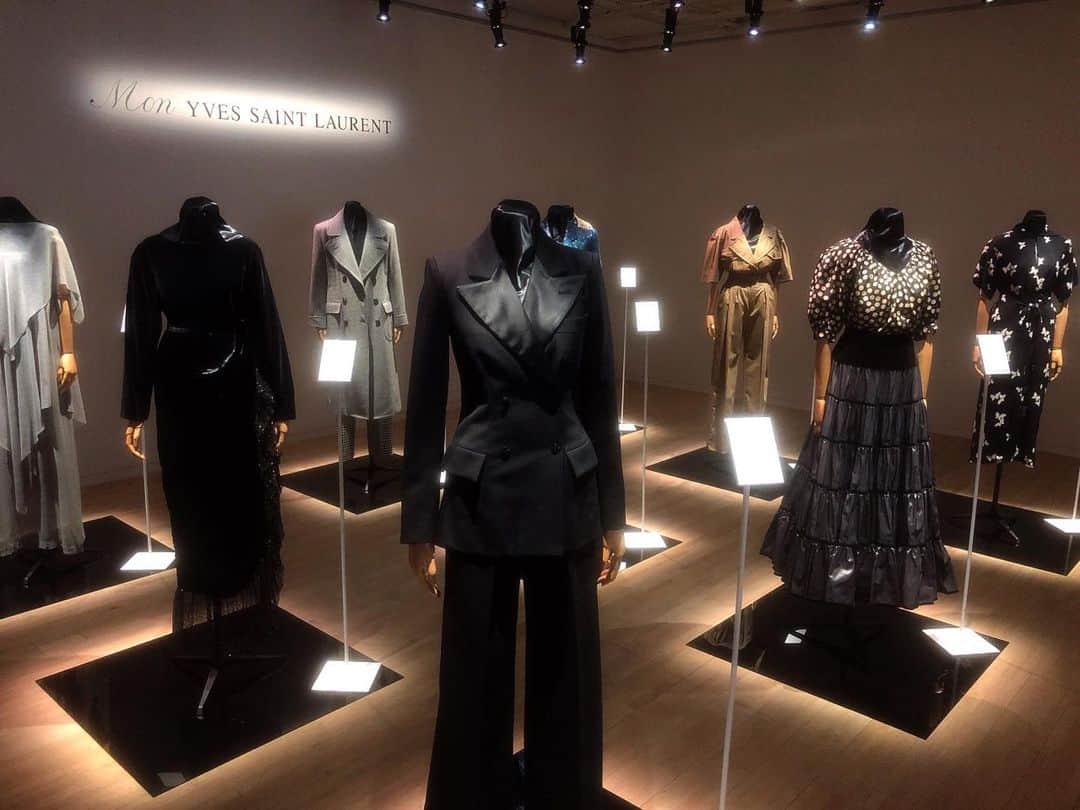理絵さんのインスタグラム写真 - (理絵Instagram)「Mon YVES SAINT LAURENT→1〜6枚目  イヴ・サンローランのヴィンテージで“不変のエレガンス” と“未来を感じさせるファッション” を表現した展覧会  ポーラミュージアムアネックス9月16日まで  遠藤 薫展→7〜9枚目  資生堂ギャラリー9月22日まで  用事があり銀座に出てきたのですが そういえば最近アート関係なんにも観てないと気づき  1番近くにあったポーラミュージアムアネックスへ寄ってみました  さすがイヴ・サンローランお洒落な来場者が多かったような気がします  ついでに資生堂ギャラリーへも行こうか迷い…暑いし体力的にどうしようと考えながら歩いていたら資生堂ギャラリーへ到着しました  暑さで疲労困ぱいな感じになり内容を理解する思考が停止しすぐに出てきてしまった  帰りに銀座の交差点で信号待ちをしていると話し声はたくさん聞こえてくるのに日本語が全く聞こえず  私はどこの国にいるのだろうと不安になりながら銀座をあとにしました  #polamuseumannex #ポーラミュージアムアネックス #イヴサンローラン #ysl #yvessaintlaurent #museum #ギャラリー #資生堂ギャラリー #shiseidogallery #理絵アート #rie_love_art」9月10日 19時54分 - ____rie____