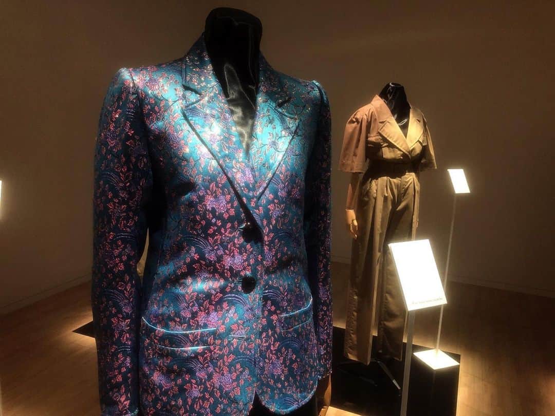 理絵さんのインスタグラム写真 - (理絵Instagram)「Mon YVES SAINT LAURENT→1〜6枚目  イヴ・サンローランのヴィンテージで“不変のエレガンス” と“未来を感じさせるファッション” を表現した展覧会  ポーラミュージアムアネックス9月16日まで  遠藤 薫展→7〜9枚目  資生堂ギャラリー9月22日まで  用事があり銀座に出てきたのですが そういえば最近アート関係なんにも観てないと気づき  1番近くにあったポーラミュージアムアネックスへ寄ってみました  さすがイヴ・サンローランお洒落な来場者が多かったような気がします  ついでに資生堂ギャラリーへも行こうか迷い…暑いし体力的にどうしようと考えながら歩いていたら資生堂ギャラリーへ到着しました  暑さで疲労困ぱいな感じになり内容を理解する思考が停止しすぐに出てきてしまった  帰りに銀座の交差点で信号待ちをしていると話し声はたくさん聞こえてくるのに日本語が全く聞こえず  私はどこの国にいるのだろうと不安になりながら銀座をあとにしました  #polamuseumannex #ポーラミュージアムアネックス #イヴサンローラン #ysl #yvessaintlaurent #museum #ギャラリー #資生堂ギャラリー #shiseidogallery #理絵アート #rie_love_art」9月10日 19時54分 - ____rie____