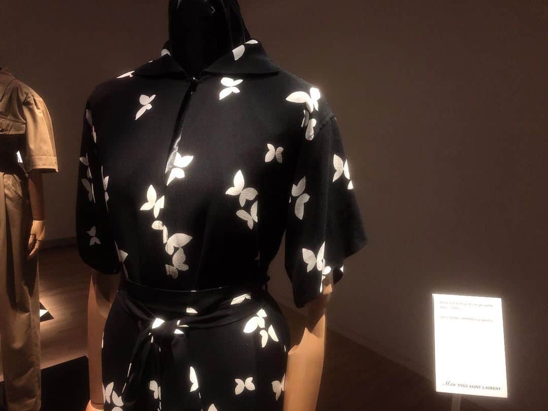 理絵さんのインスタグラム写真 - (理絵Instagram)「Mon YVES SAINT LAURENT→1〜6枚目  イヴ・サンローランのヴィンテージで“不変のエレガンス” と“未来を感じさせるファッション” を表現した展覧会  ポーラミュージアムアネックス9月16日まで  遠藤 薫展→7〜9枚目  資生堂ギャラリー9月22日まで  用事があり銀座に出てきたのですが そういえば最近アート関係なんにも観てないと気づき  1番近くにあったポーラミュージアムアネックスへ寄ってみました  さすがイヴ・サンローランお洒落な来場者が多かったような気がします  ついでに資生堂ギャラリーへも行こうか迷い…暑いし体力的にどうしようと考えながら歩いていたら資生堂ギャラリーへ到着しました  暑さで疲労困ぱいな感じになり内容を理解する思考が停止しすぐに出てきてしまった  帰りに銀座の交差点で信号待ちをしていると話し声はたくさん聞こえてくるのに日本語が全く聞こえず  私はどこの国にいるのだろうと不安になりながら銀座をあとにしました  #polamuseumannex #ポーラミュージアムアネックス #イヴサンローラン #ysl #yvessaintlaurent #museum #ギャラリー #資生堂ギャラリー #shiseidogallery #理絵アート #rie_love_art」9月10日 19時54分 - ____rie____