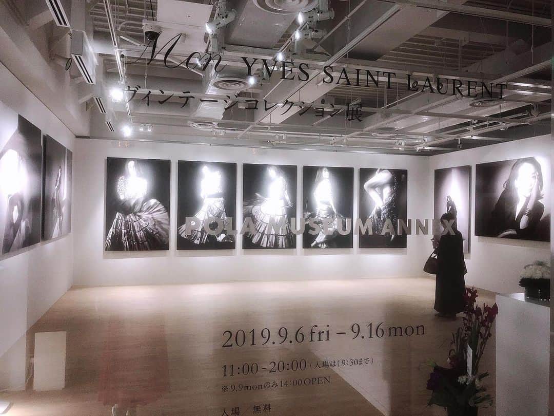 理絵さんのインスタグラム写真 - (理絵Instagram)「Mon YVES SAINT LAURENT→1〜6枚目  イヴ・サンローランのヴィンテージで“不変のエレガンス” と“未来を感じさせるファッション” を表現した展覧会  ポーラミュージアムアネックス9月16日まで  遠藤 薫展→7〜9枚目  資生堂ギャラリー9月22日まで  用事があり銀座に出てきたのですが そういえば最近アート関係なんにも観てないと気づき  1番近くにあったポーラミュージアムアネックスへ寄ってみました  さすがイヴ・サンローランお洒落な来場者が多かったような気がします  ついでに資生堂ギャラリーへも行こうか迷い…暑いし体力的にどうしようと考えながら歩いていたら資生堂ギャラリーへ到着しました  暑さで疲労困ぱいな感じになり内容を理解する思考が停止しすぐに出てきてしまった  帰りに銀座の交差点で信号待ちをしていると話し声はたくさん聞こえてくるのに日本語が全く聞こえず  私はどこの国にいるのだろうと不安になりながら銀座をあとにしました  #polamuseumannex #ポーラミュージアムアネックス #イヴサンローラン #ysl #yvessaintlaurent #museum #ギャラリー #資生堂ギャラリー #shiseidogallery #理絵アート #rie_love_art」9月10日 19時54分 - ____rie____