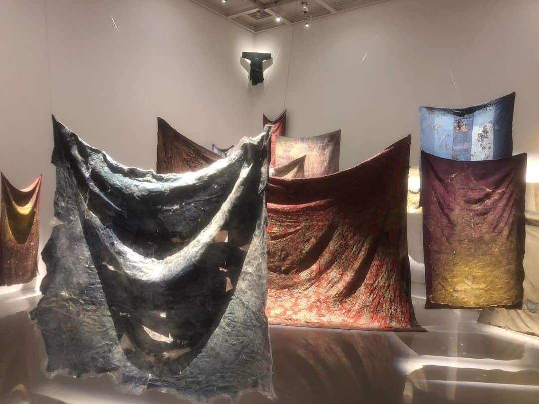 理絵さんのインスタグラム写真 - (理絵Instagram)「Mon YVES SAINT LAURENT→1〜6枚目  イヴ・サンローランのヴィンテージで“不変のエレガンス” と“未来を感じさせるファッション” を表現した展覧会  ポーラミュージアムアネックス9月16日まで  遠藤 薫展→7〜9枚目  資生堂ギャラリー9月22日まで  用事があり銀座に出てきたのですが そういえば最近アート関係なんにも観てないと気づき  1番近くにあったポーラミュージアムアネックスへ寄ってみました  さすがイヴ・サンローランお洒落な来場者が多かったような気がします  ついでに資生堂ギャラリーへも行こうか迷い…暑いし体力的にどうしようと考えながら歩いていたら資生堂ギャラリーへ到着しました  暑さで疲労困ぱいな感じになり内容を理解する思考が停止しすぐに出てきてしまった  帰りに銀座の交差点で信号待ちをしていると話し声はたくさん聞こえてくるのに日本語が全く聞こえず  私はどこの国にいるのだろうと不安になりながら銀座をあとにしました  #polamuseumannex #ポーラミュージアムアネックス #イヴサンローラン #ysl #yvessaintlaurent #museum #ギャラリー #資生堂ギャラリー #shiseidogallery #理絵アート #rie_love_art」9月10日 19時54分 - ____rie____