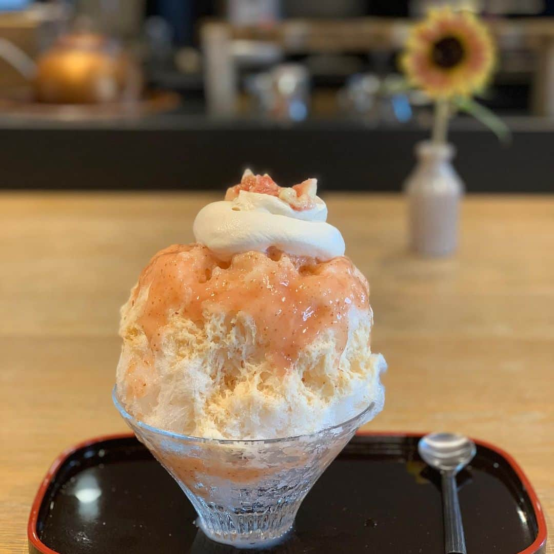 海下真夕さんのインスタグラム写真 - (海下真夕Instagram)「. 🍧🍧🍧 こんな暑い日は、涼しげなスイーツの写真で💛 ..................................................................................... 6月〜9月の月替りかき氷🍧  6月は行けなかったのだけど、1枚目から9月、8月、7月のかき氷。 どれも食べたことない組み合わせで、とっても面白くて美味しいのです🤤 ゆったり落ち着いた時間が流れているのも嬉しい☺️ おススメです♡ . （でも、混み過ぎてもう食べれなくなったら嫌だから本当は教えたくない😂けど皆んなにも食べて欲しい気持ちが葛藤☺️）」9月10日 19時54分 - kaigeworld