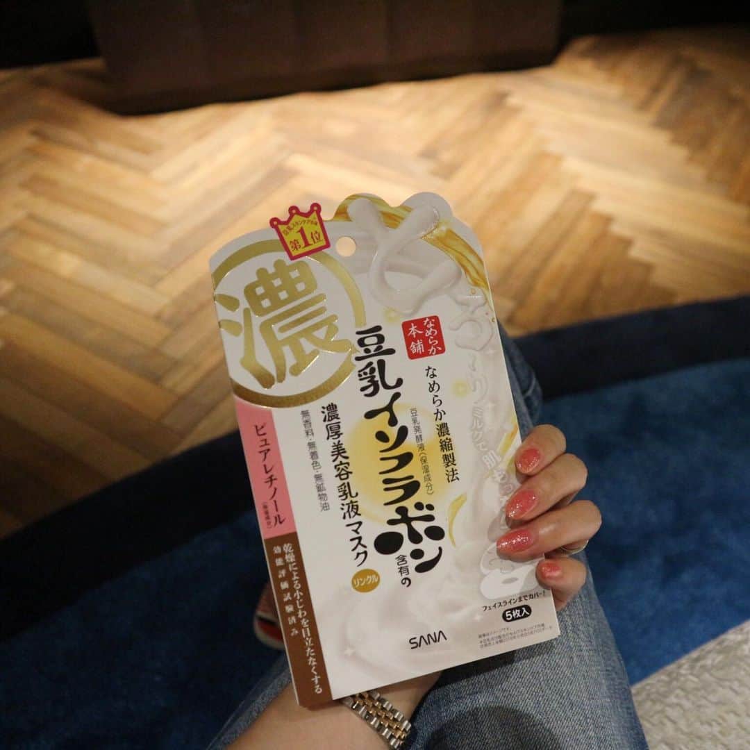のインスタグラム：「常盤薬品工業様のプロモーションに参加中✍  サナ　なめらか本舗　リンクルジェル乳液マスク を試しています。あの有名な｢イソフラボン｣シリーズのマスク 保湿成分ピュアレチノールが配合されてリニューアルしました🙏🏻 普通のパックよりもコクのあるぷるんとしたジェル乳液がお肌に浸透してたっぷりのうるおいを与えてくれます。濃厚なジェル乳液が乾燥した肌にしみわたる。🥺🙏🏻 パックの翌朝は化粧ノリが抜群にいいです。ハワイで焼けた肌にも水分補給をして肌のターンオーバーをうながそうと思います✊ #なめらか本舗　#ベストコスメ　#プチプラコスメ　#豆乳イソフラボン」