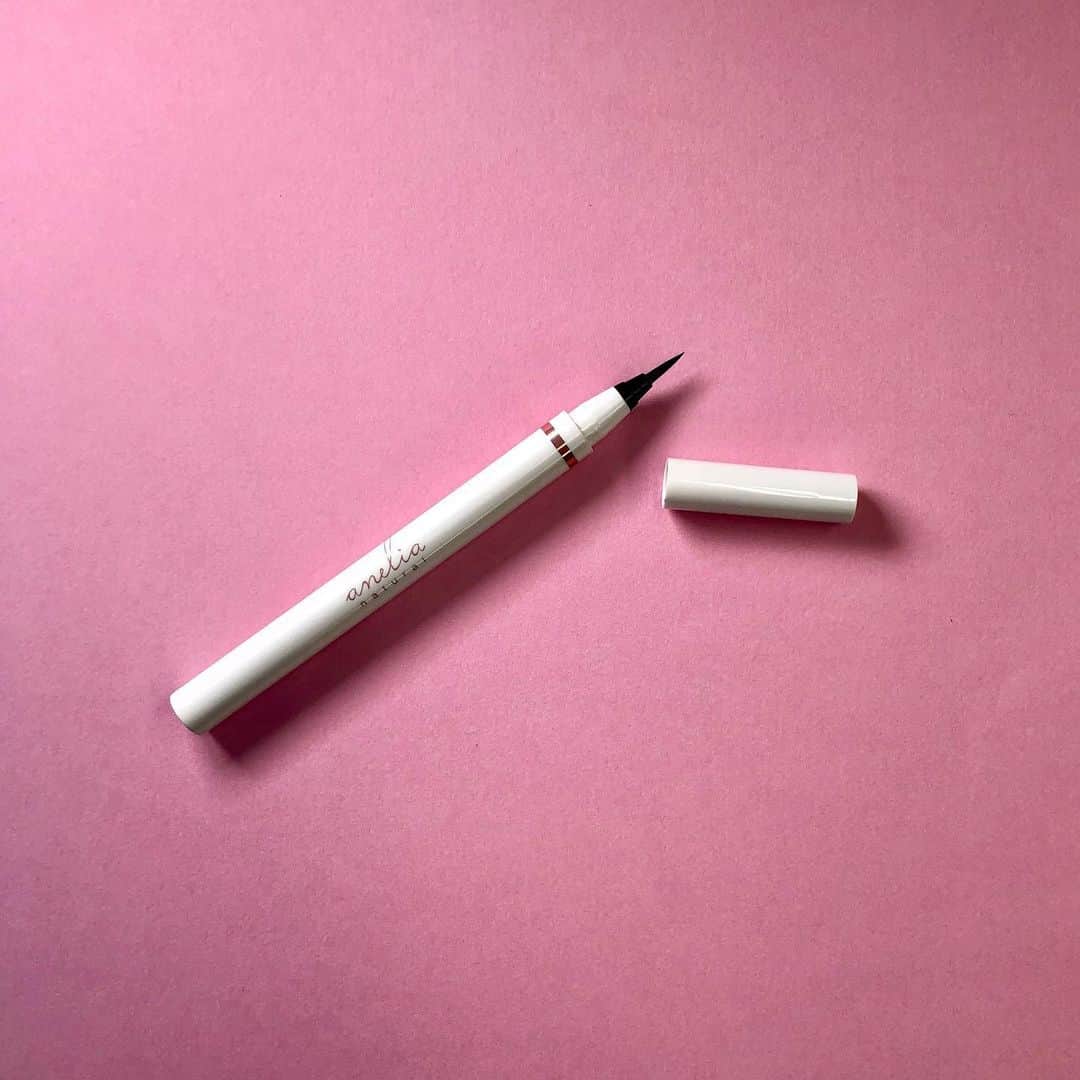 のインスタグラム：「﻿ ﻿ 【新商品🕊先行発売✨】﻿ ﻿ ﻿ 吉川ひなのさんプロデュース﻿ アイライナー＋まつ毛美容液 1本2役✌🏻﻿ セラムリキッドアイライナー新発売！﻿ ﻿ ﻿ 9月12日(木)よりコスメキッチンにて先行発売🧡﻿ ﻿ ﻿ @hinanoyoshikawa﻿ モデル・タレントの吉川ひなのさんプロデュースによる、印象的で美しい目元に導く、機能性×植物由来成分にこだわった目元用ケア＆メイクブランド“アネリアナチュラル”。﻿ ﻿ ﻿ 発売中のマスカラが大人気ですが、待望のアイライナーがコスメキッチンにて先行発売致します！✨﻿ ﻿ ﻿ 《こだわりの4つのポイント》﻿ ﻿ ✔︎機能性×植物由来成分にこだわった処方﻿ 皮膚の薄い目の周りは、トラブルなども起こりやすいといわれています。﻿ デリケートで大切な目元に使用するアイテムだからこそ、植物由来成分を中心としたお肌にやさしい処方に😌﻿ ﻿ 植物の恵みを贅沢に使用しながら、その効果や使用感、機能性にもこだわりました🌿﻿ ﻿ ✔︎アイライナー＋まつげ美容液　1本2役﻿ まつげ美容液の効果を兼ね備えながらも、なめらかな描き心地としっかりとした色づきで、細かなラインも思いのままに描けます➰﻿ ﻿ ✔︎にじまないのに、お湯で簡単オフ﻿ やさしい成分でありながらも、なめらかな描き心地としっかりとした色づきで、細かなラインも思いのままに💫﻿ 速乾性があり、にじまないのにお湯で簡単に落ちるので、デリケートな目元を強くこすらずに簡単にオフできます。﻿ まつげエクステの方にもおすすめです◎﻿ ﻿ ✔︎目元のためを考えた、6つの不使用成分﻿ ×パラベン　×合成香料　×合成着色料　×シリコーン　×石油系界面活性剤　×鉱物油﻿ ﻿ ﻿ ▫️セラムリキッドアイライナー（ブラック）﻿ 4ml ￥1,800+税﻿ ﻿ ﻿ #cosmekitchen #コスメキッチン #anelianatural #アネリアナチュラル #アイライナー #セラムリキッドアイライナー #アイメイク #メイク #美容 #オーガニックコスメ #ナチュラルコスメ﻿」