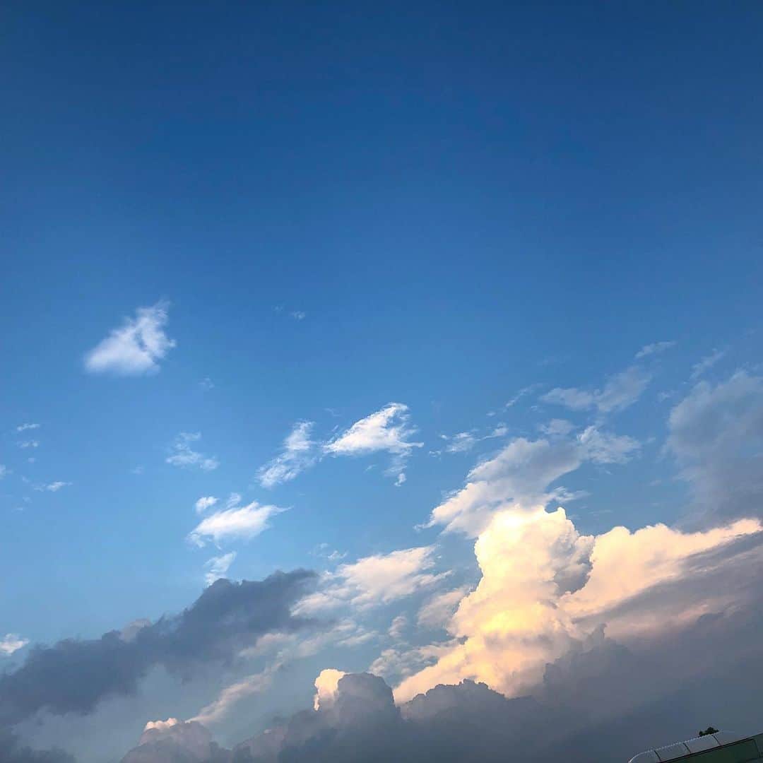浅井七海さんのインスタグラム写真 - (浅井七海Instagram)「.﻿ ﻿ ﻿ ﻿ 雲﻿ ﻿ ﻿ 今日空を見上げたら﻿ 雲の形きれいだった☁☁﻿ ﻿ でも このあと 雷なるとは😯(笑)﻿ ﻿ なんの写真にしようかな~~~と﻿ フォルダ漁ってたら、2ヶ月半前の﻿ 写真が出てきたのですが﻿ 幼さを感じる。💭💭💭﻿なぜ~~~ ﻿ ﻿」9月10日 20時06分 - naamin48_