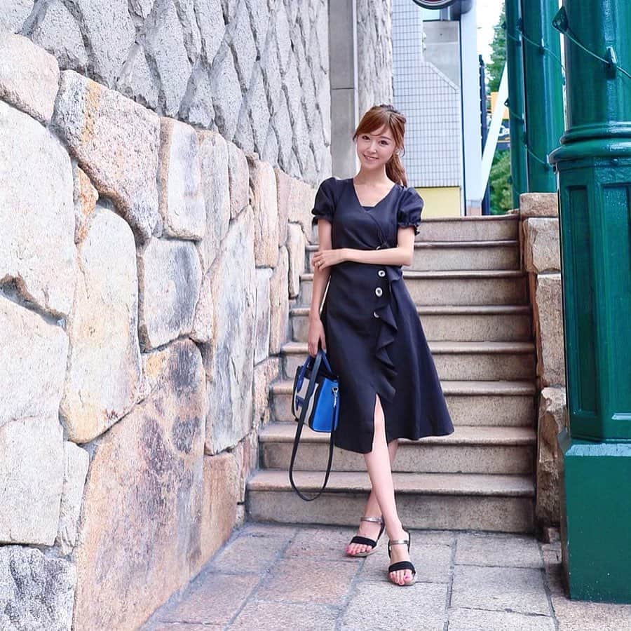 のインスタグラム：「先日、お誕生日祝いで家族にお鮨に連れて行ってもらいました🍣 . 大好きなウニや穴子の食べ比べも最高だった‥😍 最後大好物のトロたくも食べてお腹はち切れそうに😂 幸せな時間をありがとう〜😊 新しい一年も色々と頑張ります✊ . そしてこの日のコーデは @7things.official のワンピースでした♡ デザインがツボ😍 . . . #7THINGS #coordinate #fashion #instafashion #onepiece #ワンピース #お鮨 #鮨 #sushi #dinner」