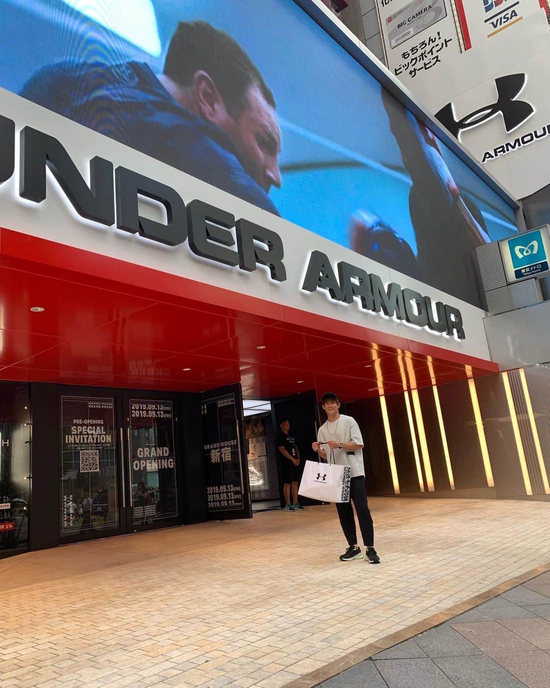 菊池大介のインスタグラム：「新宿に新たにできた国内最大級のアンダーアーマーの店舗に行ってきました。 外観のインパクトハンパなかった😂✨ 店内もめちゃくちゃ広くて商品もいっぱいあるので是非足を運んでみてください！！ 13日OPENです^ ^  #UATOKYO #アンダーアーマー #underarmor #新宿 #UAコーデ」