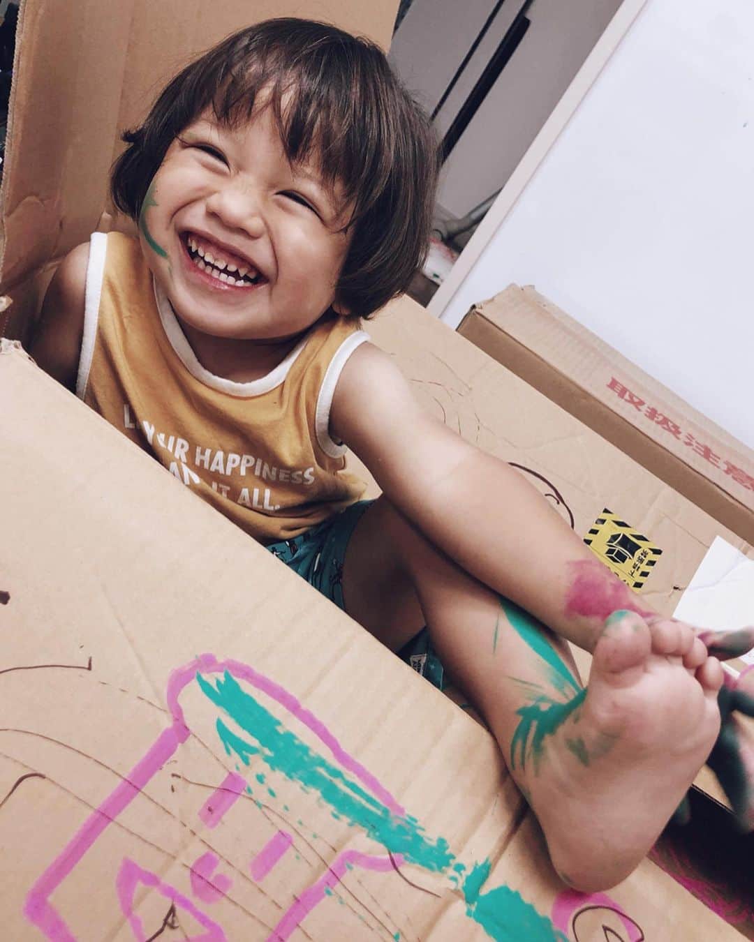のインスタグラム：「ダンボールひとつでこんなに嬉しそう💛 . #2歳 #もうすぐ3歳  #おとこのこ」