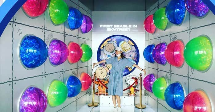のインスタグラム：「先日、台湾の家族が日本に遊びに来てたので、ガイドさんの任務をして、ガイドさんもちゃっかり観光してる図← ・ ・ 私が記憶がない頃から台湾にはよく行っていて、物心がつき始めた幼い頃に記憶があるのは台湾の家族に凄く良くしてもらった事。色んな記憶があります。 大人になり、今でも台湾にあるおばあちゃんの家に行くといつもみんな暖く迎えてくれてもてなしてくれます。 私達兄弟が小さい時に遊んでくれてたお兄ちゃんやお姉ちゃんには家族ができて、その子供達と遊んだり、みんな日本を好きで日本にも遊びに来ます。 だから日本に台湾の家族が来たら沢山おもてなししてあげたいと思ってます。私が幼い頃からされてたように。 日本のアニメが好きないとこの子は、日本語を勉強していて凄く感動しました🥺 小さい時食べ物を永遠に食べてるぽっちゃりキッズだったのに😭w だから日本語を理解できるから映画「天気の子」を見たいって言うので一緒に見に行って泣きましたw グッズもプレゼントしました🎁 もっと日本を好きになってほしいし、私も中国語をもっと話せるように勉強します。 日本楽しかったって言ってもらえるとガイドさんは凄く嬉しいです😊 ・ 我愛台灣的家人♡ ・ ・ ・ #スカイツリー展望台 #skytreetower #miaka」