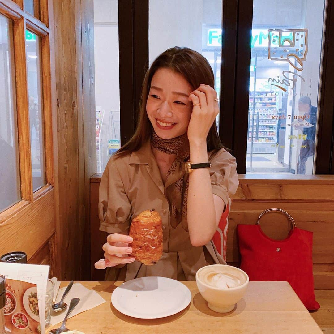 石井亜美さんのインスタグラム写真 - (石井亜美Instagram)「🥐 . 休日にパン屋さんでパンオショコラ食べた🥺 バターと小麦の香りって最高だ...！！ . @har_326 ちゃんに撮ってもらいながら 「なんかパリみたいだよ〜🇫🇷」と言われて盛大に照れてる私です。← . . #lepainquotidien #operacity #troissanglier #courreges #leopard」9月10日 20時20分 - ami_ishii_