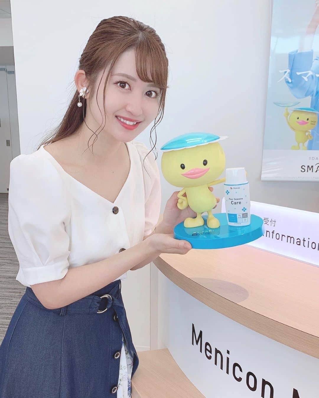 沢井里奈さんのインスタグラム写真 - (沢井里奈Instagram)「♡ . 今日はメ〜テレ｢しりたい嬢｣収録で ｢Menicon Miru JRゲートタワー店｣に お邪魔しました☺️💓💓 . 国内初となるレンズ素材で 一日の終わりまでうるおいを キープしてくれるレンズは必見です💎✨ . 待合室からの眺めが抜群で 広々とした店内でした😊💕💕 . 9月25日(水)11:40〜放送予定です🌹🌸 ぜひご覧下さい👒🌼💕💕 . メル助可愛かった〜🐥❤️ . . インサート撮りの時の体勢が 何か変、、😂😂😂 . . #さわーコーデ 👗💕💕 blouse♡ #rirandture skirt♡ #apuweiserriche . #meniconmiru #menicon #jrgatetower #nagoyastation #ootd #coordinate #instafashion #instagramjapan #japanesegirl #girls #メニコンミル #メニコン #メル助 #コンタクトレンズ #ゲートタワー #ゲートタワーモール #メーテレ #しりたい嬢 #撮影 #収録 #沢井里奈」9月10日 20時22分 - sawairina