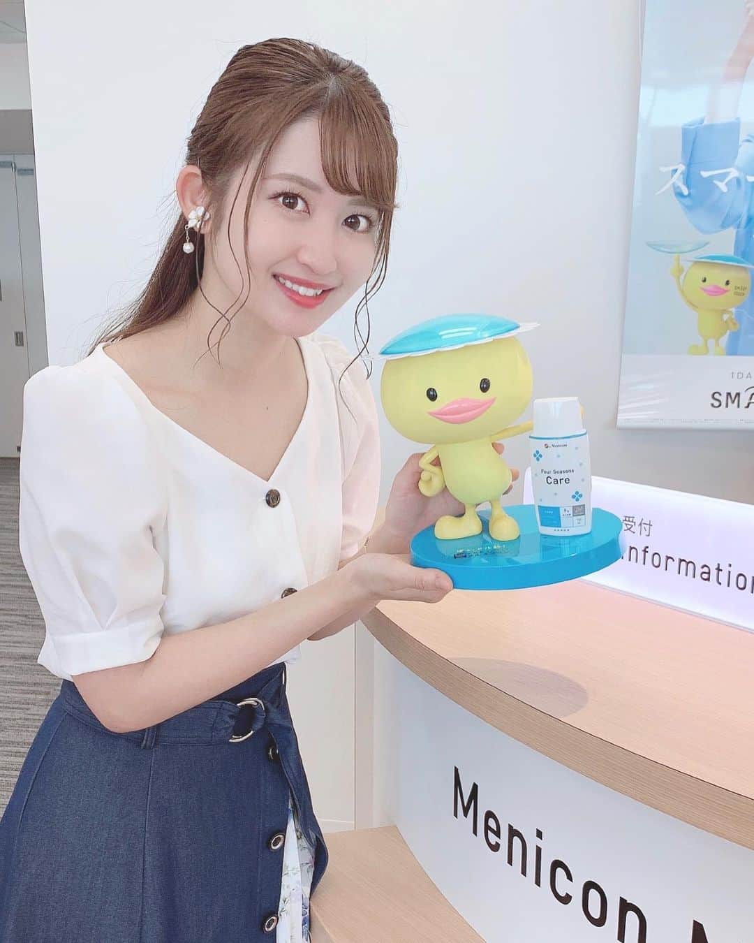 のインスタグラム：「♡ . 今日はメ〜テレ｢しりたい嬢｣収録で ｢Menicon Miru JRゲートタワー店｣に お邪魔しました☺️💓💓 . 国内初となるレンズ素材で 一日の終わりまでうるおいを キープしてくれるレンズは必見です💎✨ . 待合室からの眺めが抜群で 広々とした店内でした😊💕💕 . 9月25日(水)11:40〜放送予定です🌹🌸 ぜひご覧下さい👒🌼💕💕 . メル助可愛かった〜🐥❤️ . . インサート撮りの時の体勢が 何か変、、😂😂😂 . . #さわーコーデ 👗💕💕 blouse♡ #rirandture skirt♡ #apuweiserriche . #meniconmiru #menicon #jrgatetower #nagoyastation #ootd #coordinate #instafashion #instagramjapan #japanesegirl #girls #メニコンミル #メニコン #メル助 #コンタクトレンズ #ゲートタワー #ゲートタワーモール #メーテレ #しりたい嬢 #撮影 #収録 #沢井里奈」