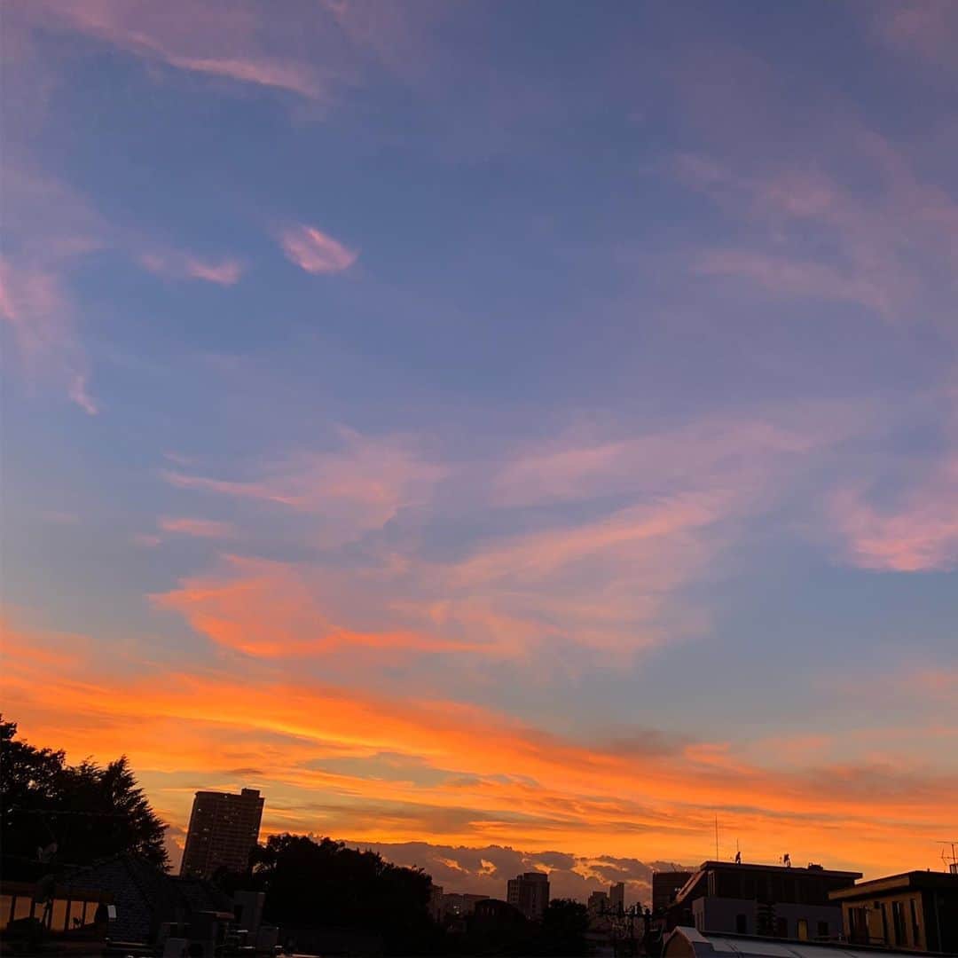 石田ゆり子さんのインスタグラム写真 - (石田ゆり子Instagram)「きのうの夕焼け。 台風一過の空は こんなに美しい。 しかし 日中はあまりにも暑い。 この暑さの中 停電がつづいている地域のみなさま どんなにか大変かと… 一刻も早く復旧しますように。」9月10日 20時22分 - yuriyuri1003