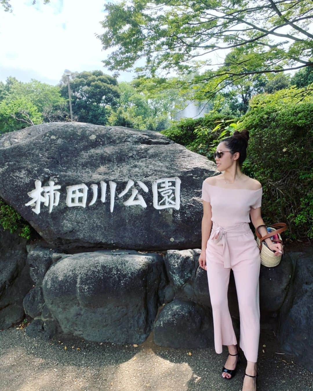 石田安奈さんのインスタグラム写真 - (石田安奈Instagram)「柿田川公園の湧き出る水❤️ 浄化されてきたよん。 すごく新鮮な水で見てるだけで清められるから二ヶ月に一度行くようにしてるんだー(^^) 私服はピンクのセットアップ💕 オフショル鬼カワ😍 #私服 ＃通販 ＃コーデ #夏 #柿田川公園 ＃天然水」9月10日 20時23分 - annaishida_0527