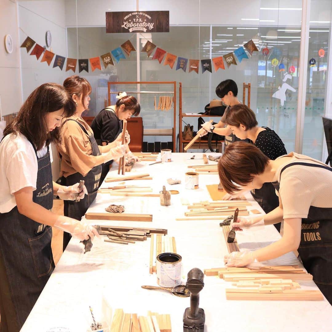 yupinokoさんのインスタグラム写真 - (yupinokoInstagram)「こんばんは☆彡 . . Y.P.K LABORATORY 定期ワークショップ⚒ カインズ福岡新宮店8-9月度 ご参加いただいたみなさま ありがとうございました！ . 今回の折りたたみラックは工程的に ２時間ワークでは無理があったのですが がんばって仕上げてくれて ありがとうございました😭👏✨ とくに初日のみなさまには 全工程をやっていただきまして 長丁場ほんとにお疲れ様でした🙇‍♀️ ぜひご活用くださいね😊 . 来月は10/15(火) ・22(火)・26(土) 作品はスリムストッカーに変わります！ 次回もよろしくお願いします♫ . 今週末、 14日(土)東大阪 午後1席 15日(日)広島 午前2席 空きがありますのでご希望の方は ゆぴのこまたは店舗までご連絡ください。 . 10月開催の受付は、 名古屋9/11、福岡9/12、東大阪9/16 各店とも20時より開始です🎵 . 【YPKLAB今後の予定】 ✚ 9/14(土) カインズ東大阪店 ✚ 9/15(日) カインズ広島LECT店 ✚ 10/12(土) STYLE FACTORY名古屋みなとアクルス店 ✚ 10/13(日) カインズ東大阪店 ✚ 10/15(火)・22(火)・26日(土) カインズ福岡新宮店 ぜひカレンダーに✔️をお願いします(^^♪ . ※こちらは参加者さまに許可をいただいて掲載しています。 . @cainz_official @diy_style_by_cz . #ypklab#ypklaboratory#ゆぴのこDIYスクール#CAINZ#カインズ#DIYワークショップ#ワークショップ#DIYアドバイザー#スパイスラック#折りたたみラック#ゆぴのこワークショップ#福岡ワークショップ#DIY#CAINZDIYstyle#DIYのある暮らし#インテリア#暮らし#DIYイベント#カインズ福岡新宮店」9月10日 20時25分 - yupinoko