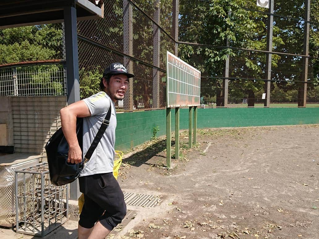 桜花さんのインスタグラム写真 - (桜花Instagram)「今日はミラクルキッシーズの練習でした🍀 ベンチに置いた１枚目のアングルがひょうきんです🌼  竹岡監督、こおり沢山ありがとうございマウンド〜〜〜🍀＼(^^)／ 汗だくでした🐱💦 台風あとには、やっぱり暑さがくるんですね、、！！ みなさん、水分補給しっかりと〜〜〜！🍀 #ミラクルキッシーズ  #野球 #野球チーム  #ハピピーン #水分補給」9月10日 20時29分 - mountainohka