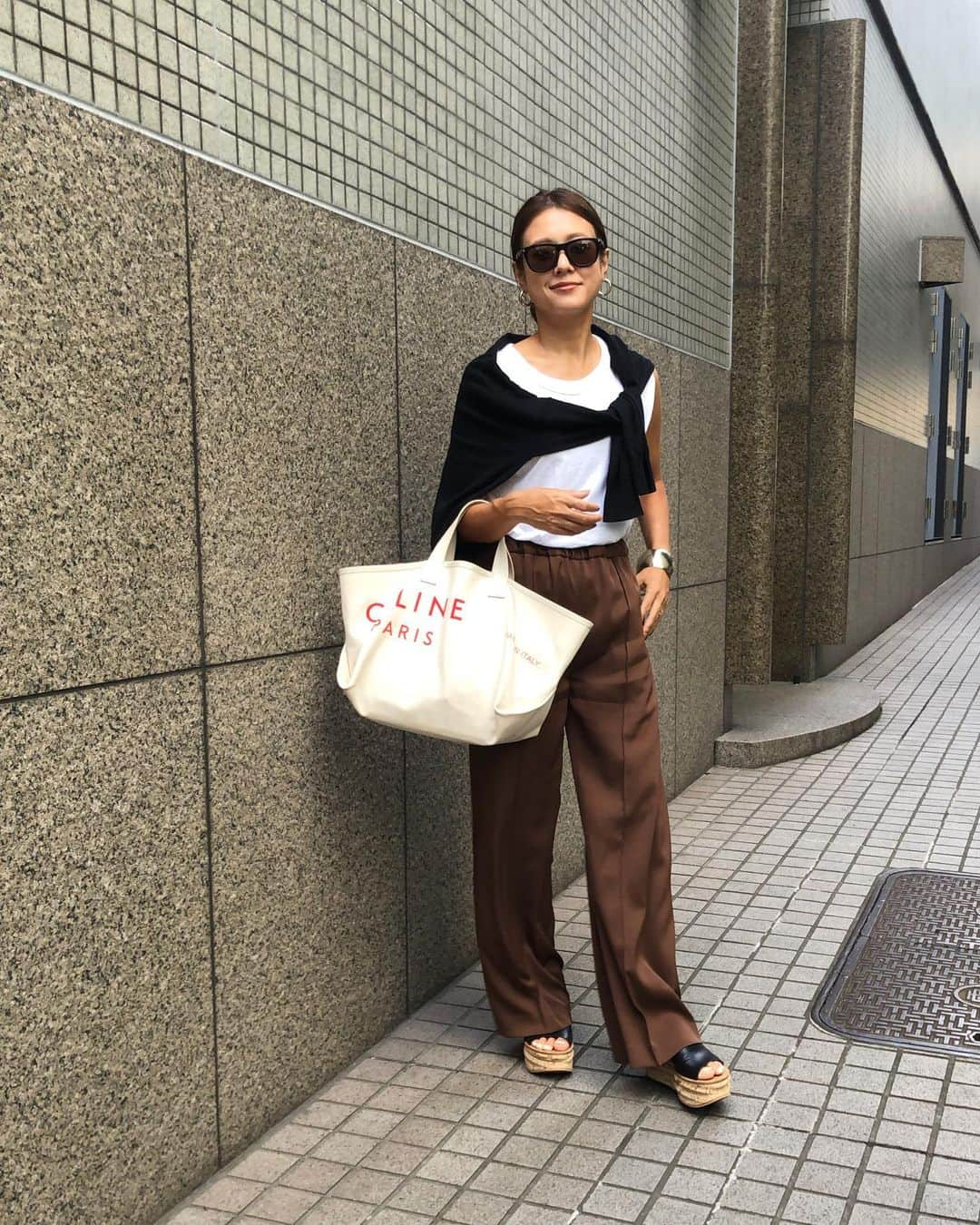 yukoさんのインスタグラム写真 - (yukoInstagram)「2019.9.10 ・ 最高気温36℃！汗だく🤣 今年の秋はベージュやブラウンを中心に揃えてる🌰 ・ cardigan #gu #ジーユー tops #aton #エイトン pants #deuxiemeclasse #ドゥーズィエムクラス  sandal #chloe #クロエ bag #celine #セリーヌ」9月10日 20時31分 - sa_youu