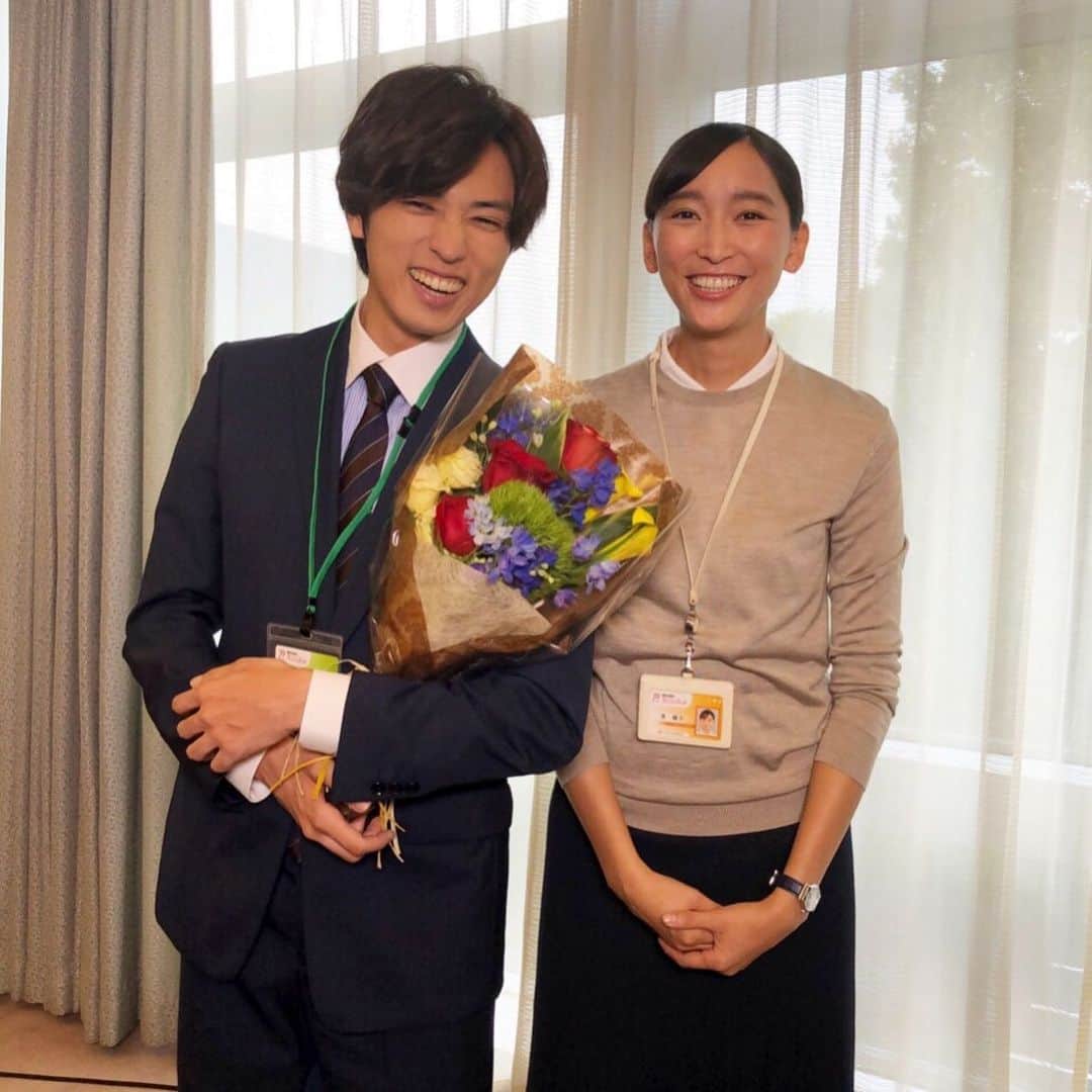 日本テレビ「偽装不倫」のインスタグラム：「㊗️クランクアップ🎉✨﻿ #杏 さんから花束を贈られた藤堂役の #桐山漣 さんは「短い間でしたけれども、本当にありがとうございました。皆さんがすごく優しくしてくれるので、すごくほんわかした気持ちで撮影に臨めて、役に入り込むことができました。また皆さんとご一緒できるように頑張りますので、これからもどうぞよろしくお願いします。ありがとうございました」と笑顔で挨拶を。﻿ ﻿ #偽装不倫 #日テレ #水ドラ #YLAB #LINEマンガ #文藝春秋 #東村アキコ #おいで偽装不倫最終回 #最終回まであと1日‼️」