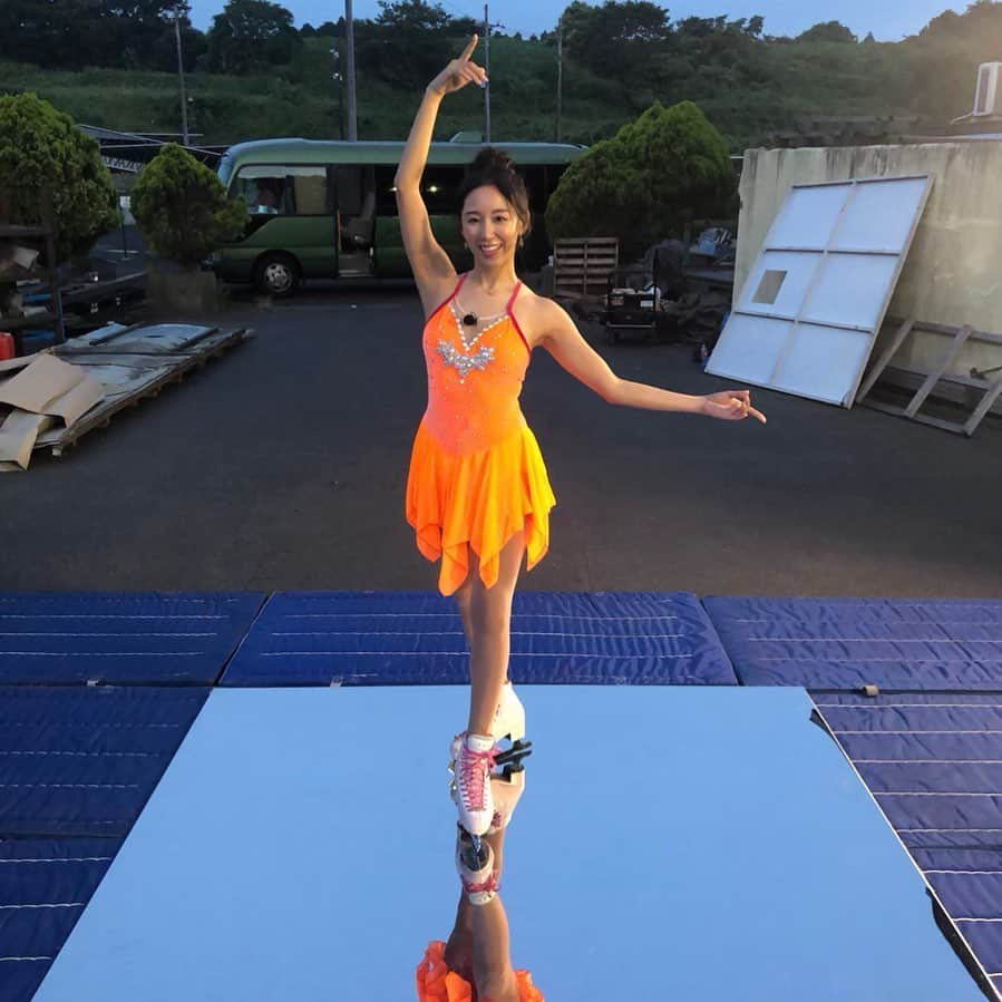 澤山璃奈さんのインスタグラム写真 - (澤山璃奈Instagram)「外の景色とスケート姿が新鮮🤣笑 夏に空の下でスケート出来たら暖かくて最高なのになぁ😘⛸ #フィギュアスケート #figureskating #でんじろうのthe実験」9月10日 20時41分 - rinasawayama