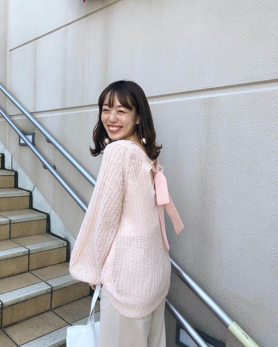 のインスタグラム：「ㅤㅤㅤㅤㅤㅤㅤㅤㅤㅤㅤㅤㅤ ㅤㅤㅤㅤㅤㅤㅤㅤㅤㅤㅤㅤㅤ 透けニットはピンクにしました💗 ㅤㅤㅤㅤㅤㅤㅤㅤㅤㅤㅤㅤㅤ 透け感が可愛いからキャミに重ねたい！ ㅤㅤㅤㅤㅤㅤㅤㅤㅤㅤㅤㅤㅤ ダメージの入ったデニムに合わせて カジュアルに着たりもしたいなぁ。。 って妄想しながら選んだピンク💕 ㅤㅤㅤㅤㅤㅤㅤㅤㅤㅤㅤㅤㅤ ㅤㅤㅤㅤㅤㅤㅤㅤㅤㅤㅤㅤㅤ SALON by Chico限定のエコバッグは 再入荷してやっとgetできた♪ ㅤㅤㅤㅤㅤㅤㅤㅤㅤㅤㅤㅤㅤ ㅤㅤㅤㅤㅤㅤㅤㅤㅤㅤㅤㅤㅤ #バックリボンニット #ニット  #透けニット #バックデザイン #エコバッグ #kana_chicode #salonbychico #whoswhochico ㅤㅤㅤㅤㅤㅤㅤㅤㅤㅤㅤㅤㅤ」