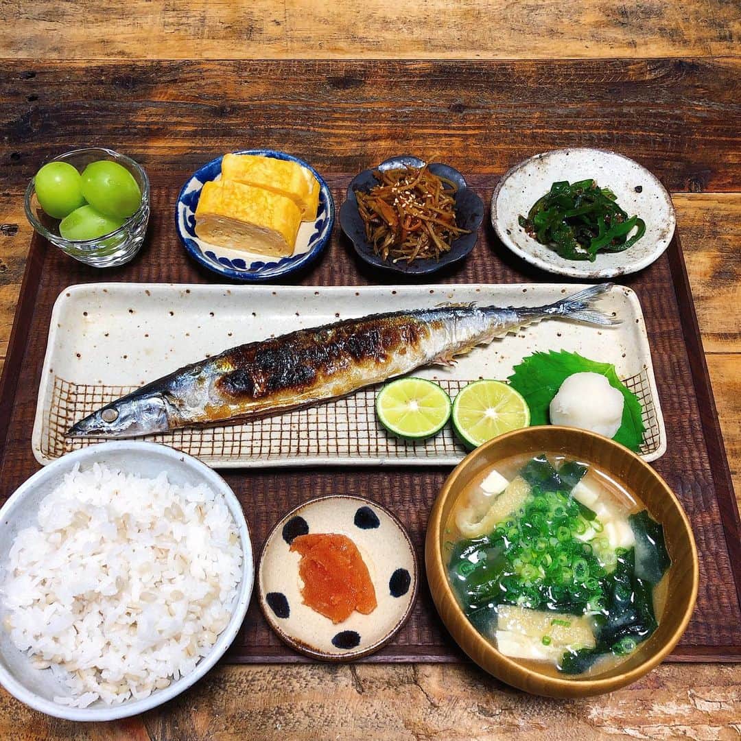 chaako ちゃあこのインスタグラム：「2019.9.10 * * 今日の晩御飯٩(๑❛ᴗ❛๑)۶ * ＊秋刀魚の塩焼き ＊きんぴらごぼう ＊出汁巻き卵 ＊ピーマンのおかか和え ＊明太子 ＊豆腐とわかめのお味噌汁 ＊もち麦入りごはん ＊シャインマスカット * でした(๑´ڡ`๑) * 気づいたら約3週間も載せてなかったー(笑) 毎日ごはんは作ってるんですけどね。 全く外食も行ってないしねo(TωT)o * 夫にインスタ飽きたの？って聞かれる仕舞い(笑) * 飽き…てはないけど… どうなんだろう？(￣∀￣)ｳﾋ♪ * 秋刀魚が大好き夫婦なのですが… 今年は秋刀魚が高い！！(๑•́ ₃ •̀๑) * なかなか買えなかったけど、今日お得に売ってるスーパーで買って来ました♡ * 塩秋刀魚も美味しいけど、やっぱり生秋刀魚に塩をして焼くのが1番美味しい(*≧∀≦) * 内臓は嫌いなので取り除いて。 手が臭くなりましたが(￣m￣*) * 秋刀魚大好きの夫も大喜び。良かったね。 次はいつ買えるかわからないから堪能しておいて(笑) * 最近どハマりしてる、ピーマンのおかか和え。 ほぼ毎日と言って良いほど食べてます(●･ω･)/ * それにしても野菜が高いですね。 高過ぎて買えない( ˃ ⌑ ˂ഃ ) * * *」