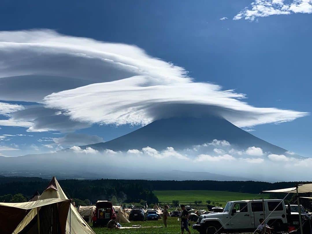 CAMP_HACKさんのインスタグラム写真 - (CAMP_HACKInstagram)「富士山の頂を覆う「笠雲」は、昔から雨が降る前兆とされています。キャンプでは急に天候が悪化することも多いので、雲の様子や風の有無などにも注意しておきたいですね。 . . from CAMP HACK . CAMP HACKであなたのキャンプライフを取材します！ 『#camphack取材』を付けて投稿！ . Photo by @ayaka0220 さん . #camp #camping #camphack #outdoorlife #outdoor #trip #travel #japan #followme #weekend #travelling #outdoorgirl #family #familytrip #キャンプ #アウトドア #キャンプ道具 #キャンプ初心者 #家族 #外遊び #自然 #キャンプ場 #お出かけ #富士山 #笠雲」9月10日 20時50分 - camp_hack