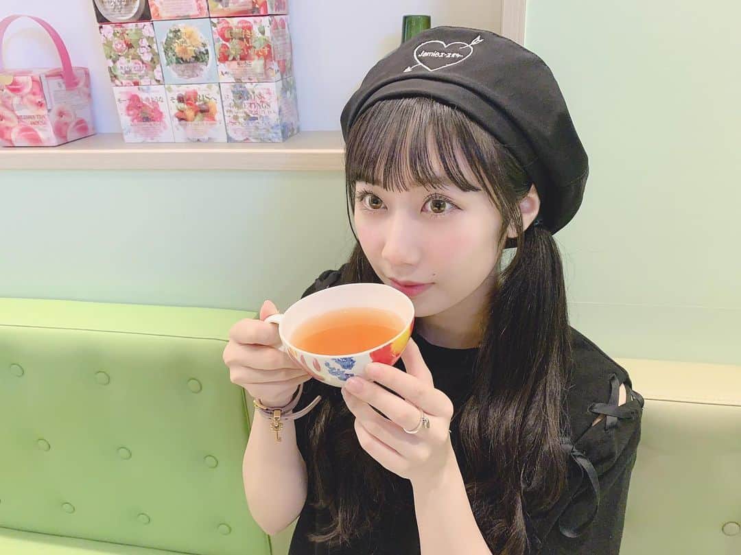 上野遥さんのインスタグラム写真 - (上野遥Instagram)「ティーフリーカフェ☕︎ ・ 飲み終わったらお店の方がランダムで いろんな紅茶を出してくれるんです。  親友も私も紅茶大好きで ここでは言えないくらいの可愛くない量飲みました。笑  どの紅茶もほんとうにおいしいし、 このワッフルもほんとうにおいしくて、 店員さんもとても温かい方で、。 通いたいカフェにであいました。 ・ #イツモイツモ #平尾カフェ #紅茶  杏仁いちご味がびっくりするくらい美味しかった… 紅茶に杏仁って意外だけど合うという発見＾＾」9月10日 20時54分 - harutan.pink