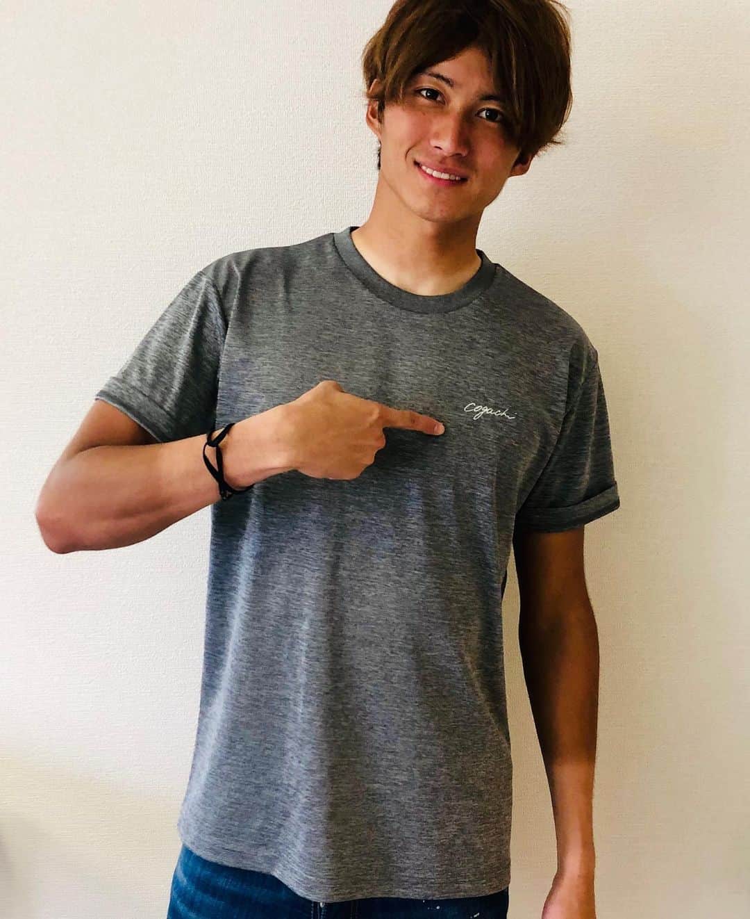 摂津颯登のインスタグラム：「ここ最近気に入って着てる「coguchi」さんのTシャツ！ とても着やすくて良い感じ🤙 山形の友達の方が作ってるブランド！ 皆さんも着てみてください！ 秋に向けてパーカーも買おうかな😊 @coguchi_official  @coguchi_official_snap  www.coguchi.jp/  #coguchi#1991#fashion」