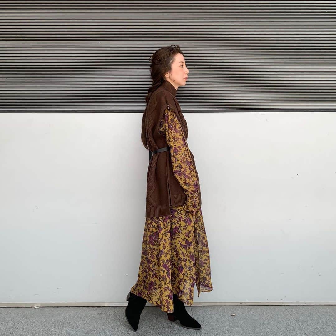 ungrid_minamiのインスタグラム：「. あしたの新作 トレンドアイテム ノースリニット♡ @ungrid_official @ungrid_staffsnap #Ungrid #アミュプラザ博多」