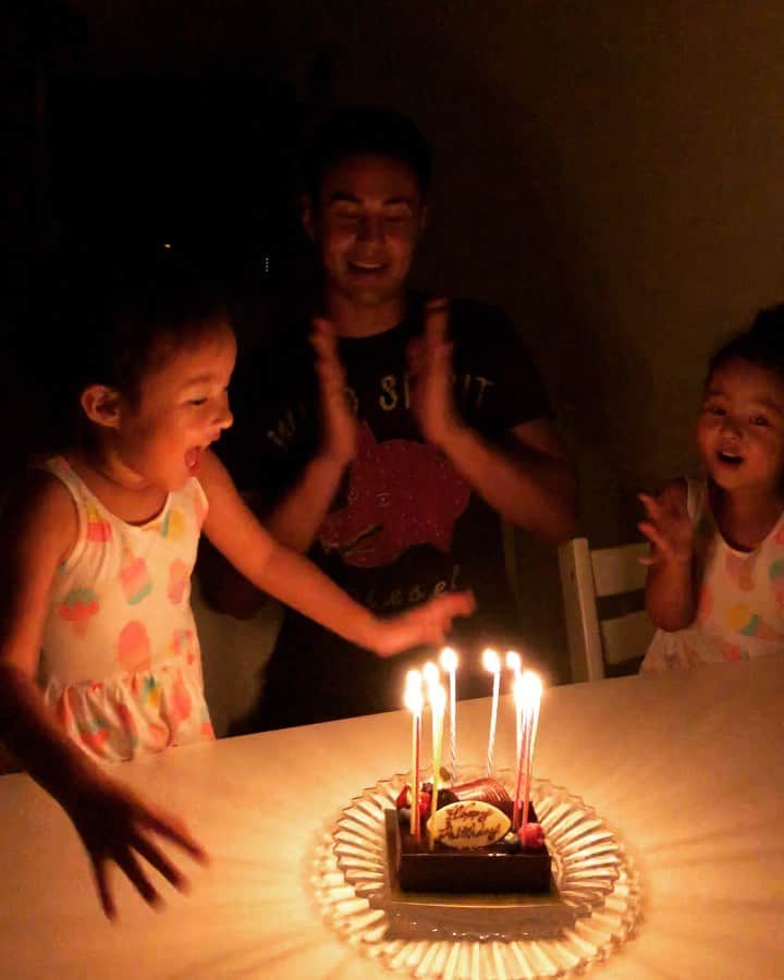 のインスタグラム：「妻と娘たちがサプライズで誕生日をお祝いしてくれました🎂😆✨ ぜひ最後まで見て下さい😂😂😂」