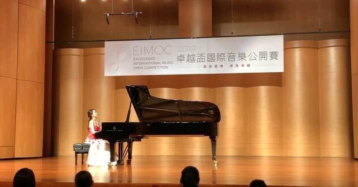 中園理沙のインスタグラム：「It's way too difficult to choose Chopin's most beautiful piano piece(there is no way to choose just one), but I personally think this nocturne is one of the most amazingly beautiful pieces of his music 😌 Hope you enjoy it! ※Here's a clip from the judges' concert in Taiwan. 🎹Chopin: Nocturne Op. 27 No. 2 ・ 続編です🍀 ショパンの曲で最も美しい曲を"たった一曲"選ぶ事は到底不可能ですが、個人的にこのノクターンは得も言えぬ美しさをたたえた至極の一曲だと思います😌 では、お楽しみ下さい！ ・・・ #pianist #piano #pianoconcert #chopin #chopinnocturne #chopinnocturneop27no2 #music #musiclover #pianolover #lisanakazono #musician #pianista #钢琴 #音乐 #钢琴家 #中園理沙 #ピアノ #ピアニスト #音楽家 #台灣」