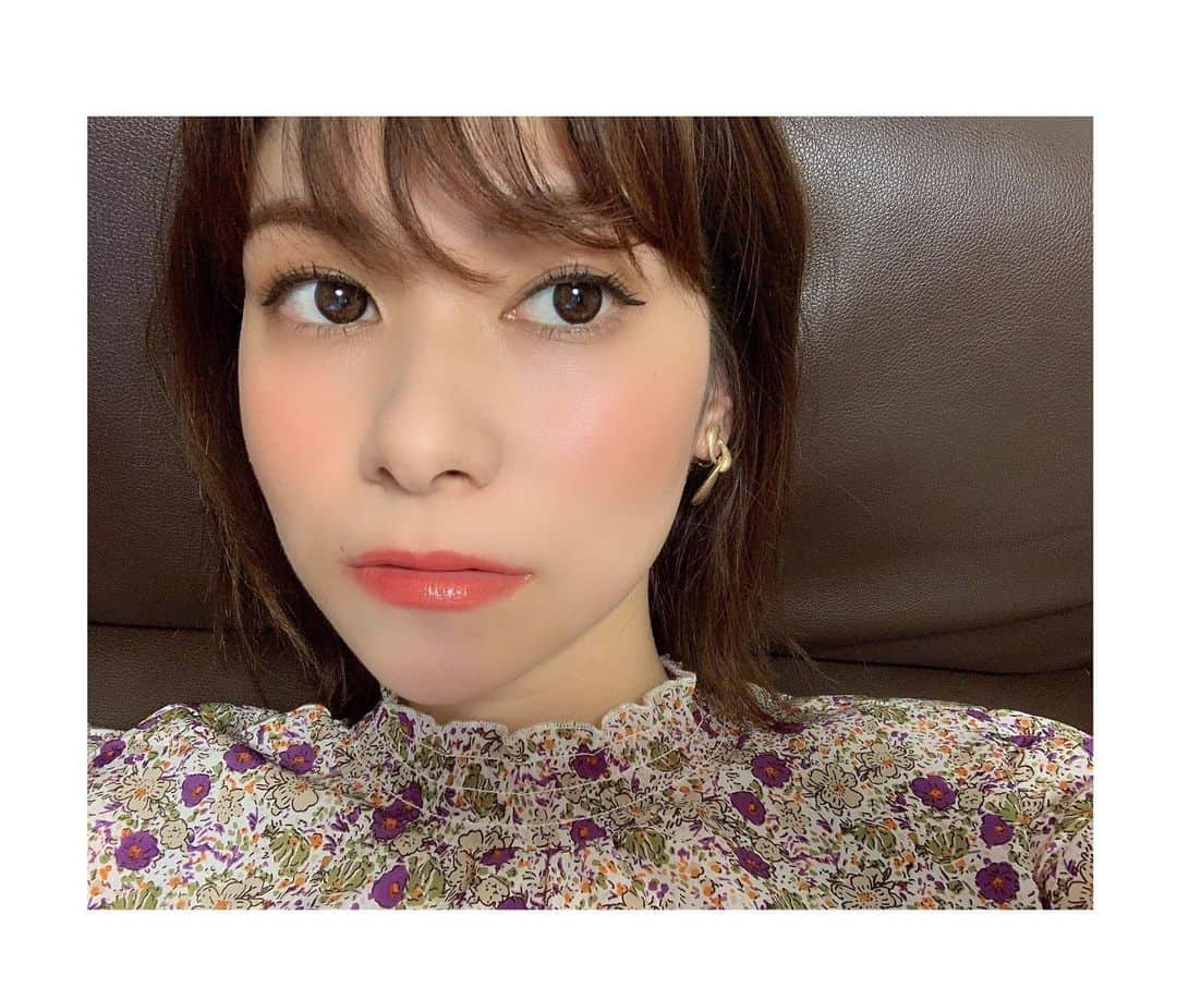 吉田奈央さんのインスタグラム写真 - (吉田奈央Instagram)「愛用中の下地🌸 @paulandjoe_beaute  華やかなピンクのパッケージ！🐰 使うたびテンションあがります💗  私が使ってるのは【01】番。 明るめピンクでくすみをとばしてくれるから肌トーンもup🥰  お肌にスーっと入って肌なじみもいいから、ほんの少量で満足なんです🙋‍♀️✨ ✨  しかも、カバー力もあるから化粧もちも良くてあまりメイク直ししなくなったかも！🤔嬉  季節の変わり目だし乾燥が気になる方に本当おすすめ💕  #ポールアンドジョー#ポルジョ#化粧下地#デパコス#ベースメイク#ポルジョモイプラ#ツヤ肌#PR#下地#肌トーンアップ#くすみ肌#つや肌#ツヤ肌メイク#コスメレポ#コスメ好き#コスメ好きさんと繋がりたい#今日のメイク#メイクアップ#メイク好きな人と繋がりたい #時短メイク#ママライフ」9月10日 21時16分 - nao70818