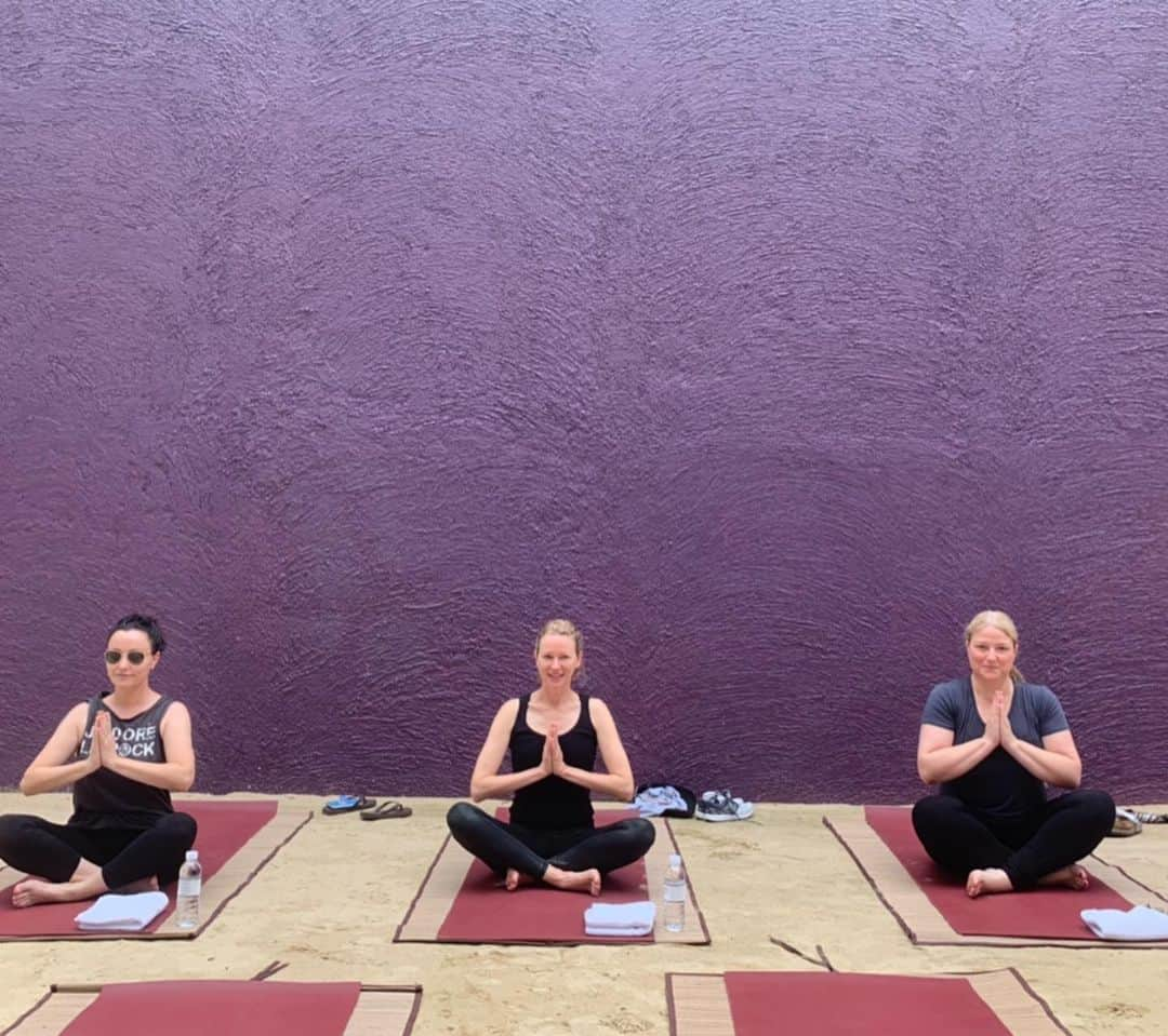 ナオミ・ワッツさんのインスタグラム写真 - (ナオミ・ワッツInstagram)「Yoga @the_barai  Day 1: Relax  Day 2: experiment.  Day 3: show off!! 🧘‍♀️ 🧘‍♀️🧘‍♀️」9月10日 21時16分 - naomiwatts