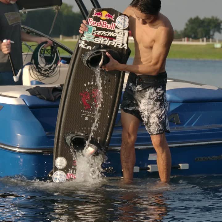 のインスタグラム：「Here is little introduction clip of my @obrienwatersports 2020 Valhalla Shota Editon😎🔥 Forgot to say but the difference of regular Valhalla is add vector net on my board so make it stiffer,faster and softer landings🤘🏻 Big thanks to @humanfornowstudio @duttrys for the great design to work with and @66mami66 for my Japanese Kanji👘🖌🙏🏻 🎥:@agarabaghi」