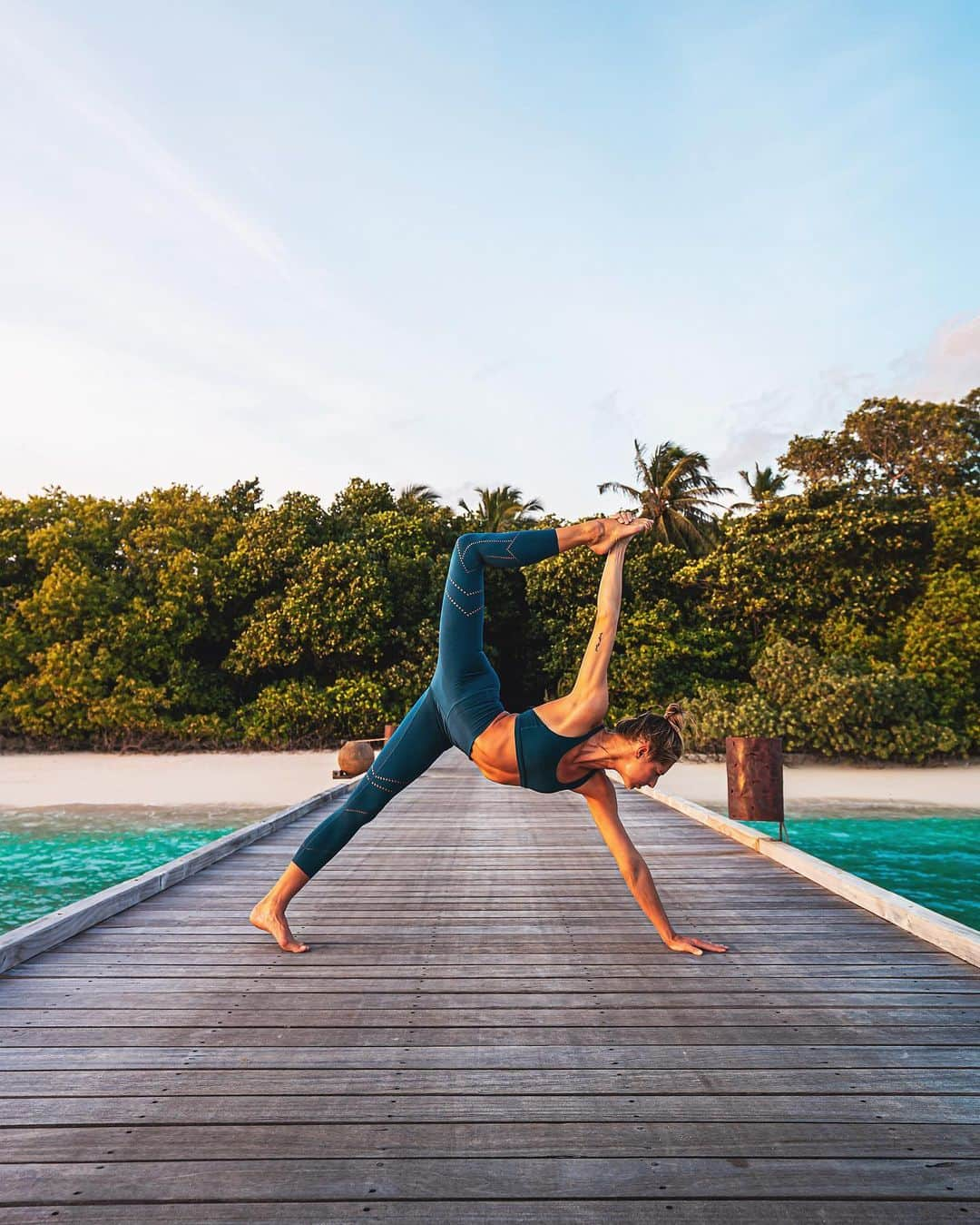 Amanda Biskさんのインスタグラム写真 - (Amanda BiskInstagram)「It’s not very often that I get to be taken through a yoga class...as a yoga teacher, you sometimes end up creating, practising & teaching flows for most of your days... This @activeescapes trip at @discoversoneva not only allowed me to work (training all of our wonderful guests! 🤩) BUT I also had the chance to switch off, surrender, and be led by the beautiful @ali_conlan for a few yoga classes ✨😌✨ My favourite part of class recently has been back bends, hip openers & fun transitions! 🙌🏼 I’ve come home to Perth so refreshed! AND so ready to start creating again! 🌱 Let me ask you guys...what are some of your favourite parts of yoga class?! I’ll try and add as many suggestions as I can to my new classes on my app! 🥰 #yogaclass #activeescapes #maldives ab♥️x . Wearing: @nimbleactivewear (this fabric is sooooo lovely and soft!! 😍)」9月10日 21時18分 - amandabisk